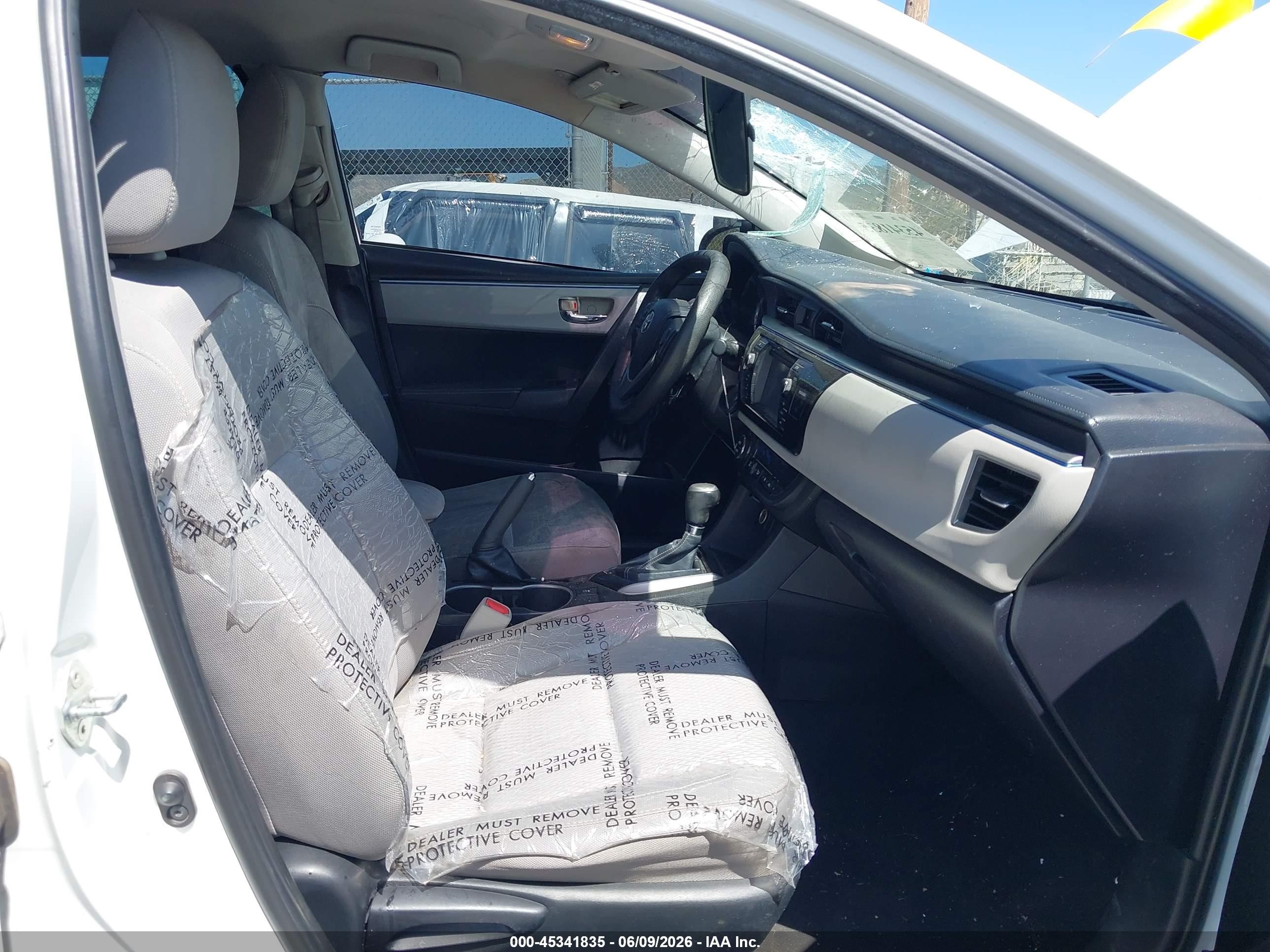 2015 Toyota Corolla Le White vin: 5YFBURHE2FP201821
