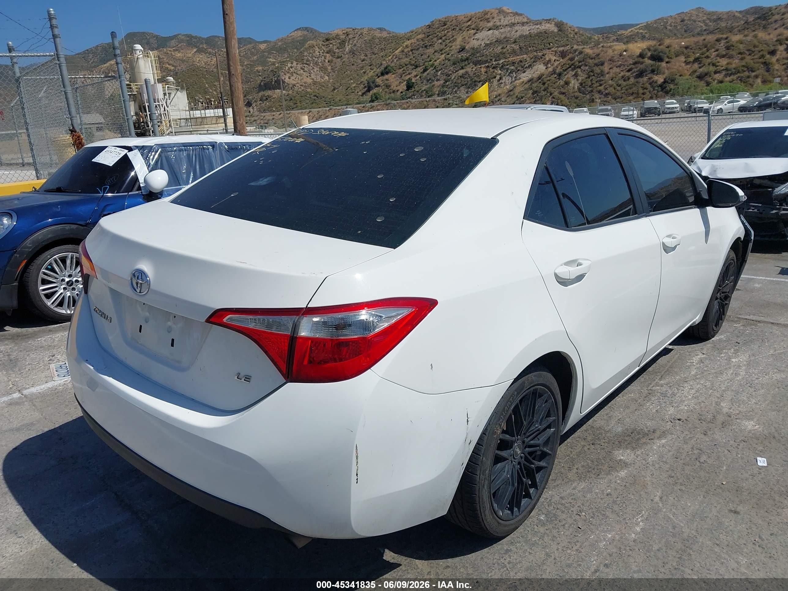 2015 Toyota Corolla Le White vin: 5YFBURHE2FP201821
