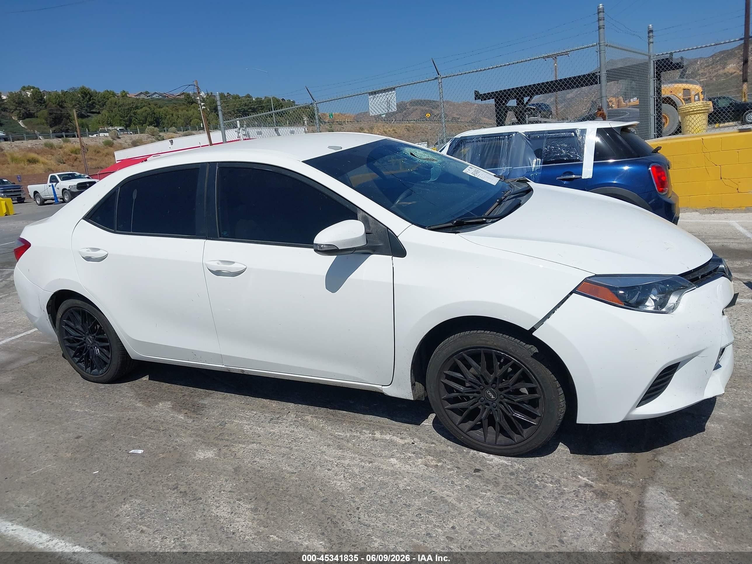 2015 Toyota Corolla Le White vin: 5YFBURHE2FP201821