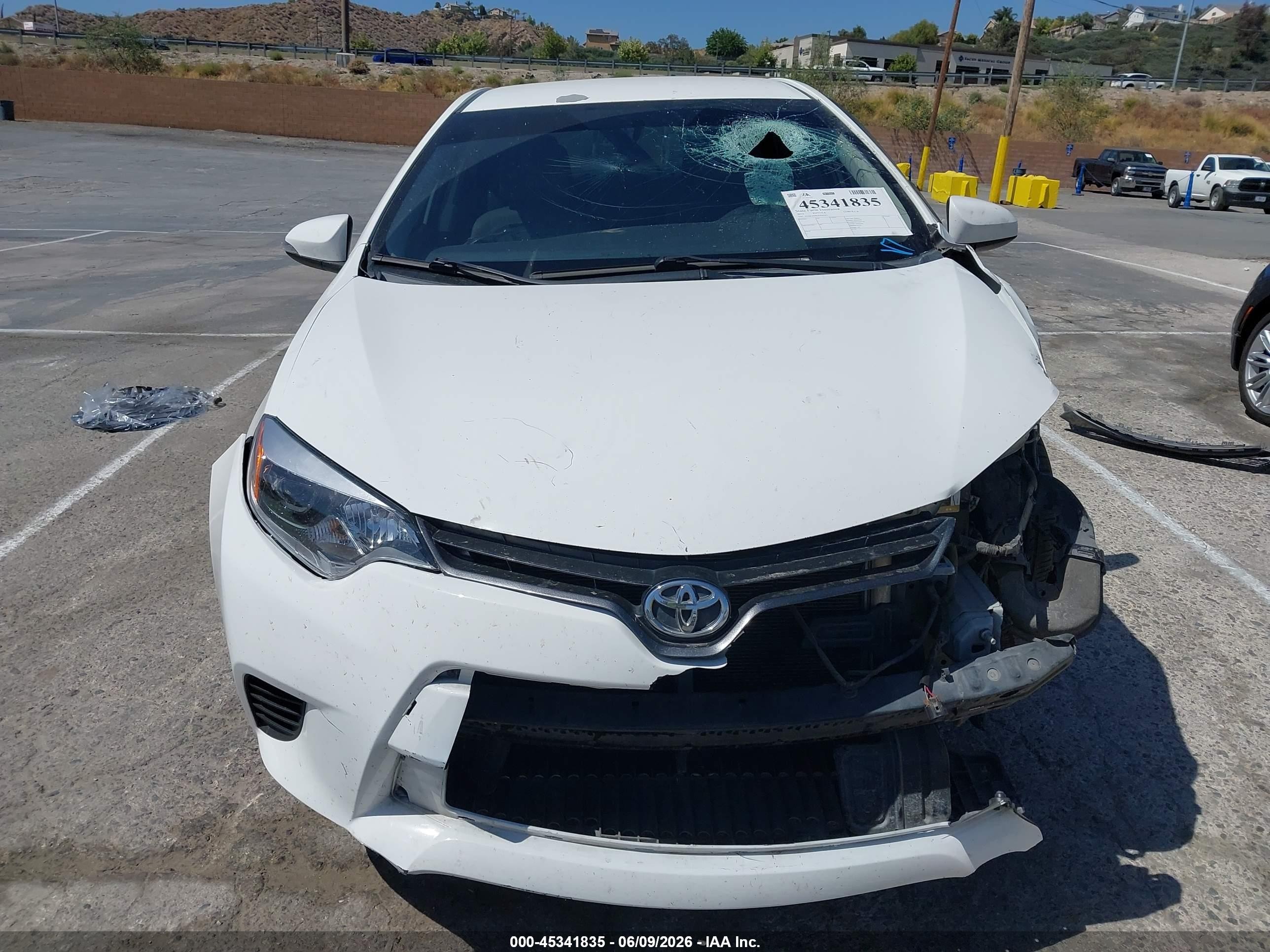 2015 Toyota Corolla Le White vin: 5YFBURHE2FP201821