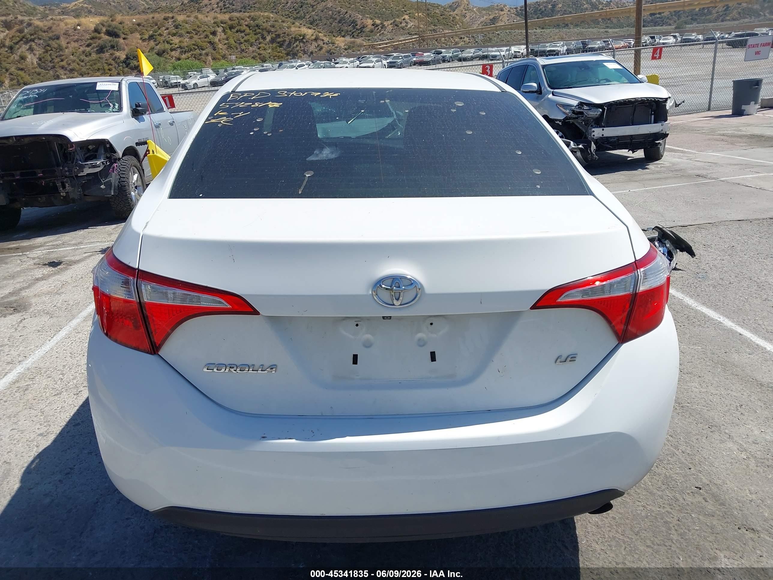 2015 Toyota Corolla Le White vin: 5YFBURHE2FP201821