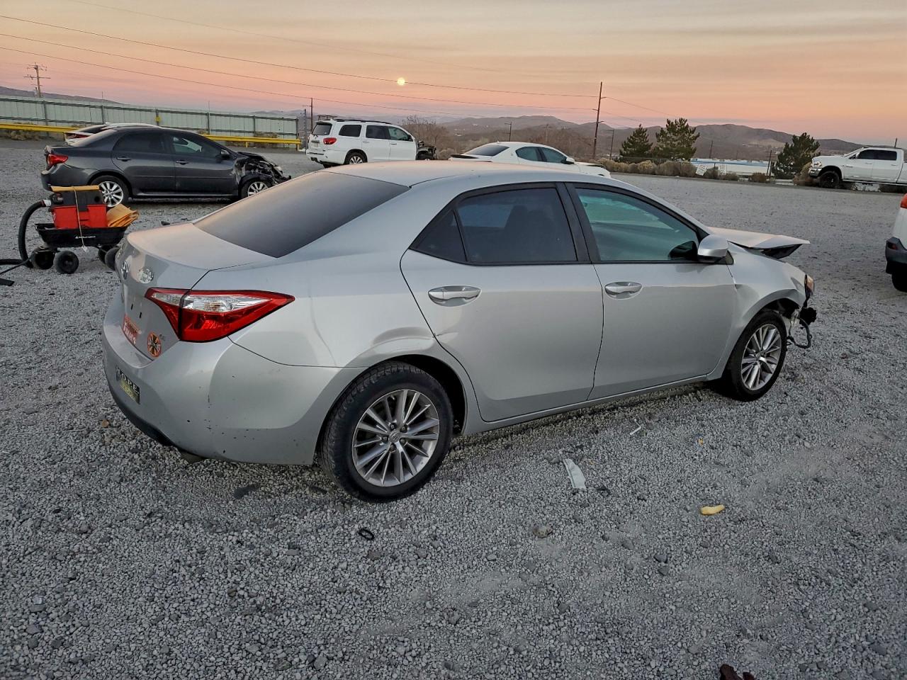 2015 Toyota Corolla L White vin: 5YFBURHE2FP205870