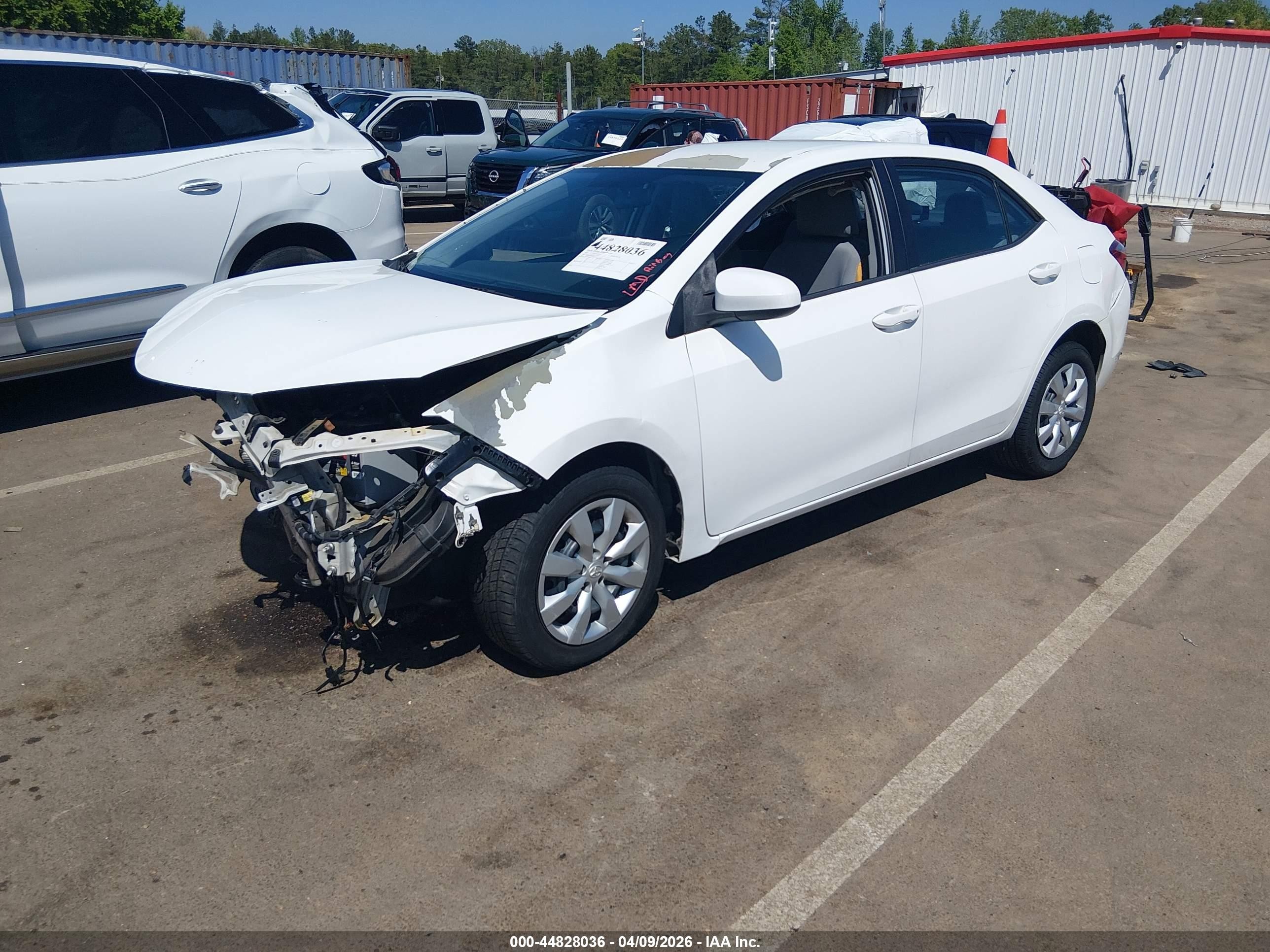 2015 Toyota Corolla Le White vin: 5YFBURHE2FP221177