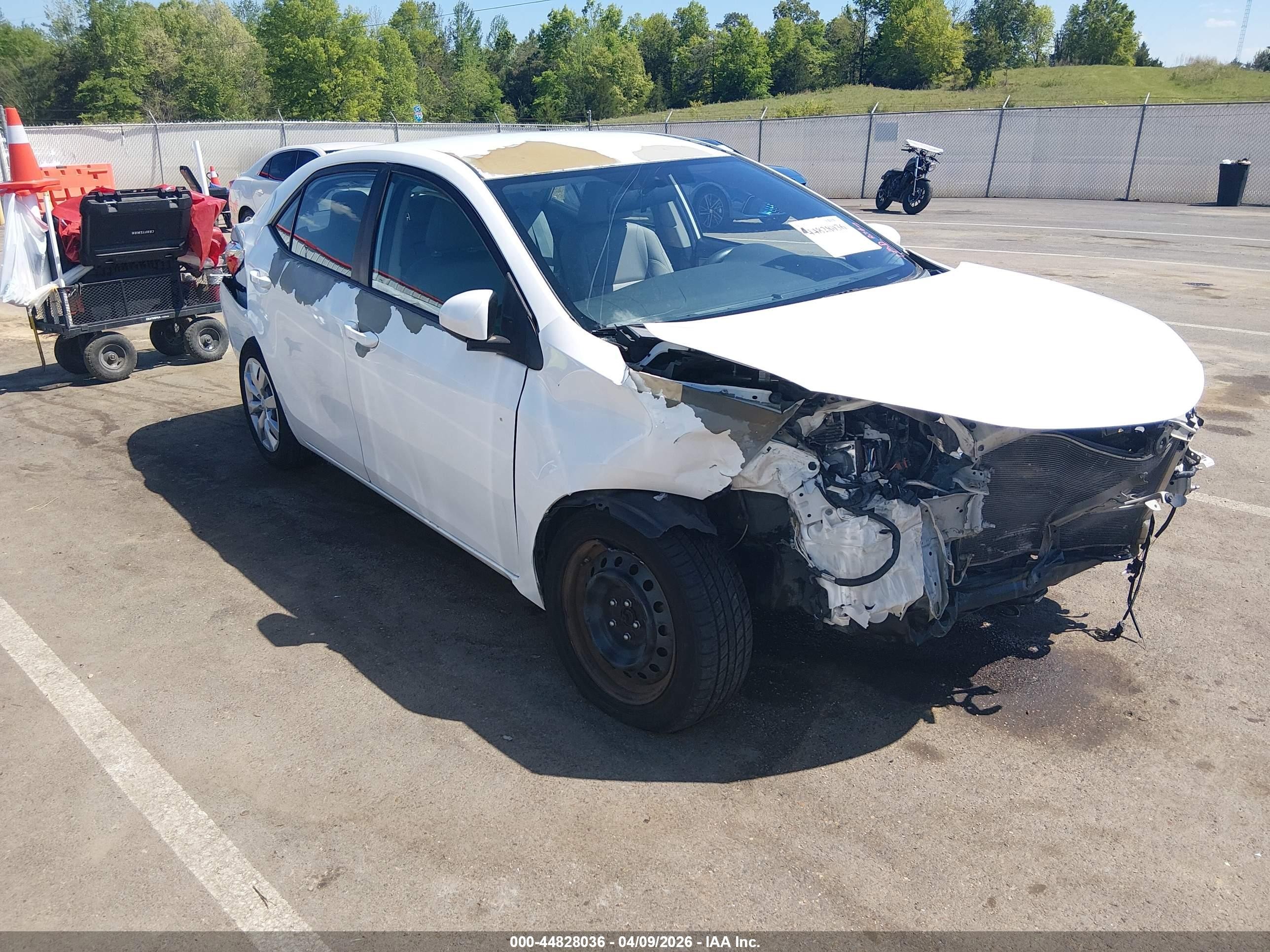 2015 Toyota Corolla Le White vin: 5YFBURHE2FP221177