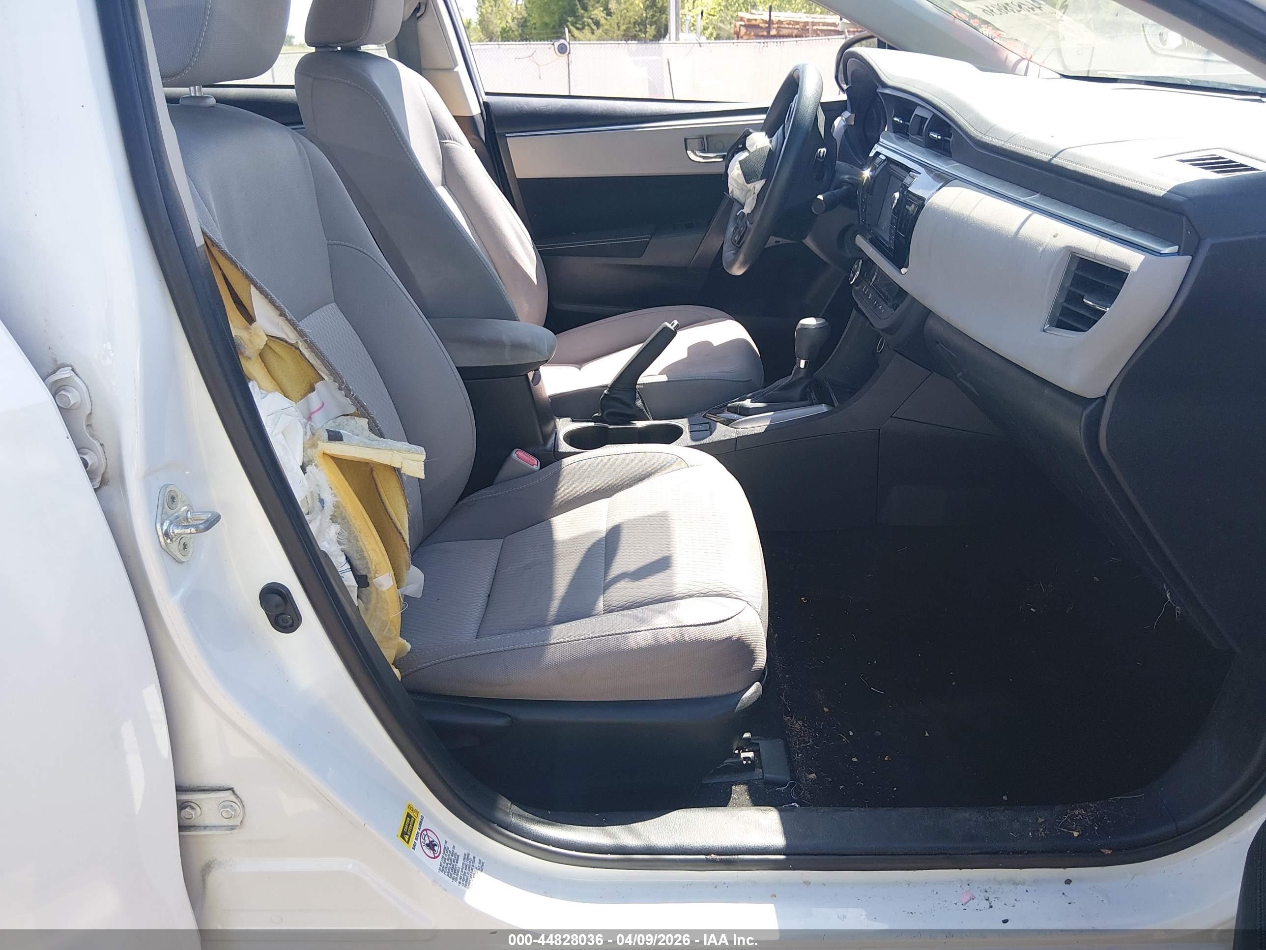 2015 Toyota Corolla Le White vin: 5YFBURHE2FP221177