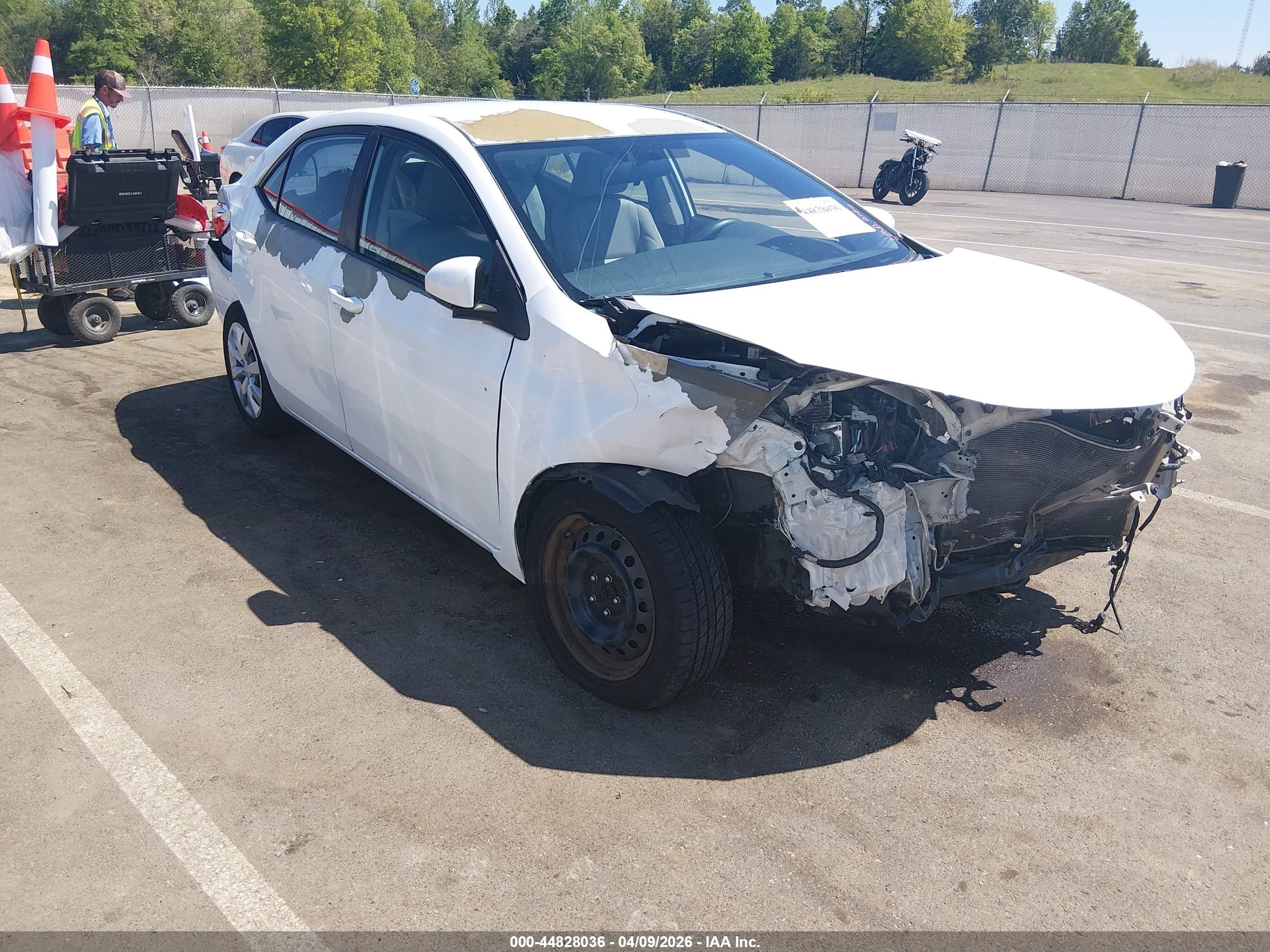 2015 Toyota Corolla Le White vin: 5YFBURHE2FP221177