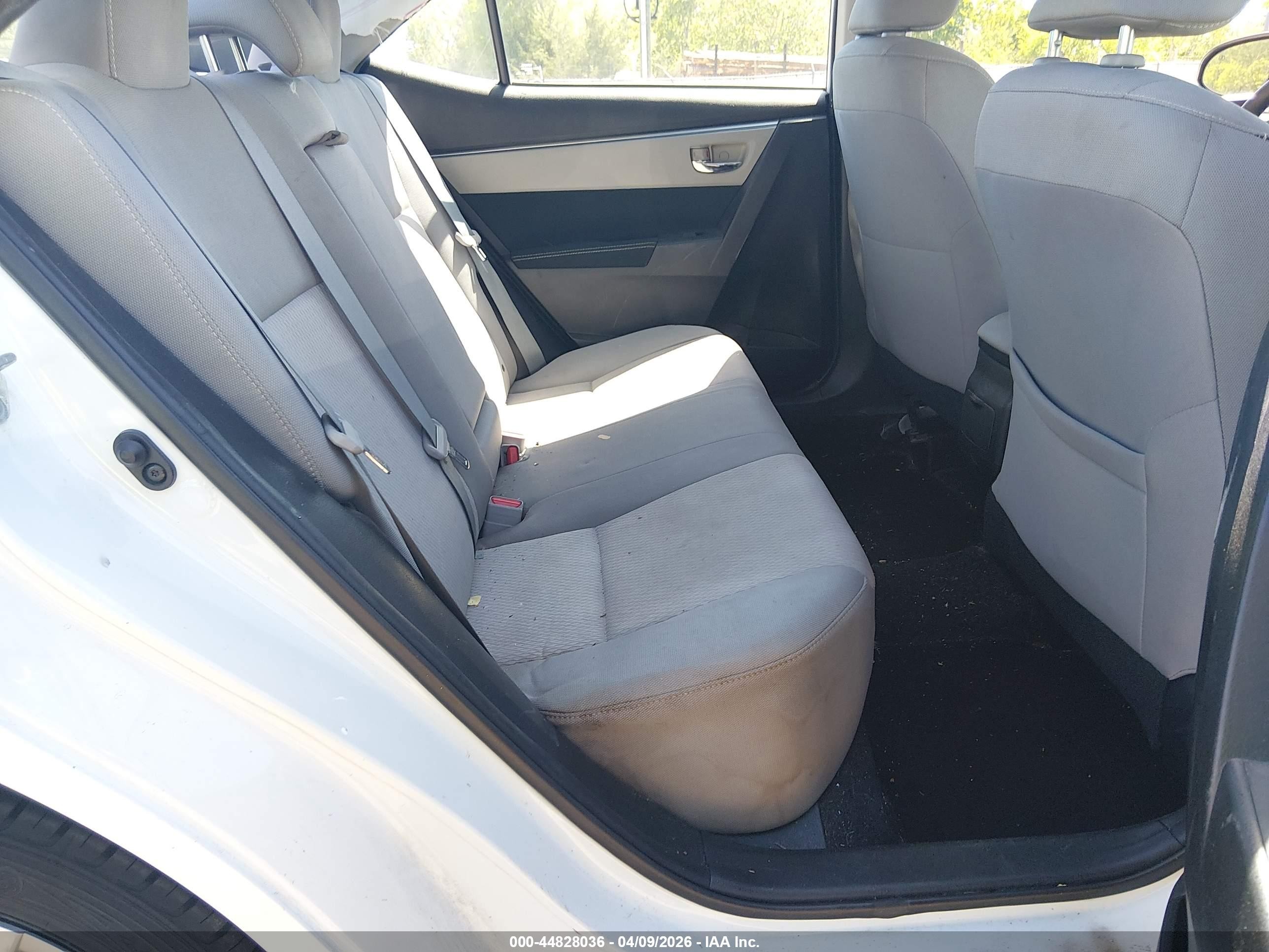 2015 Toyota Corolla Le White vin: 5YFBURHE2FP221177