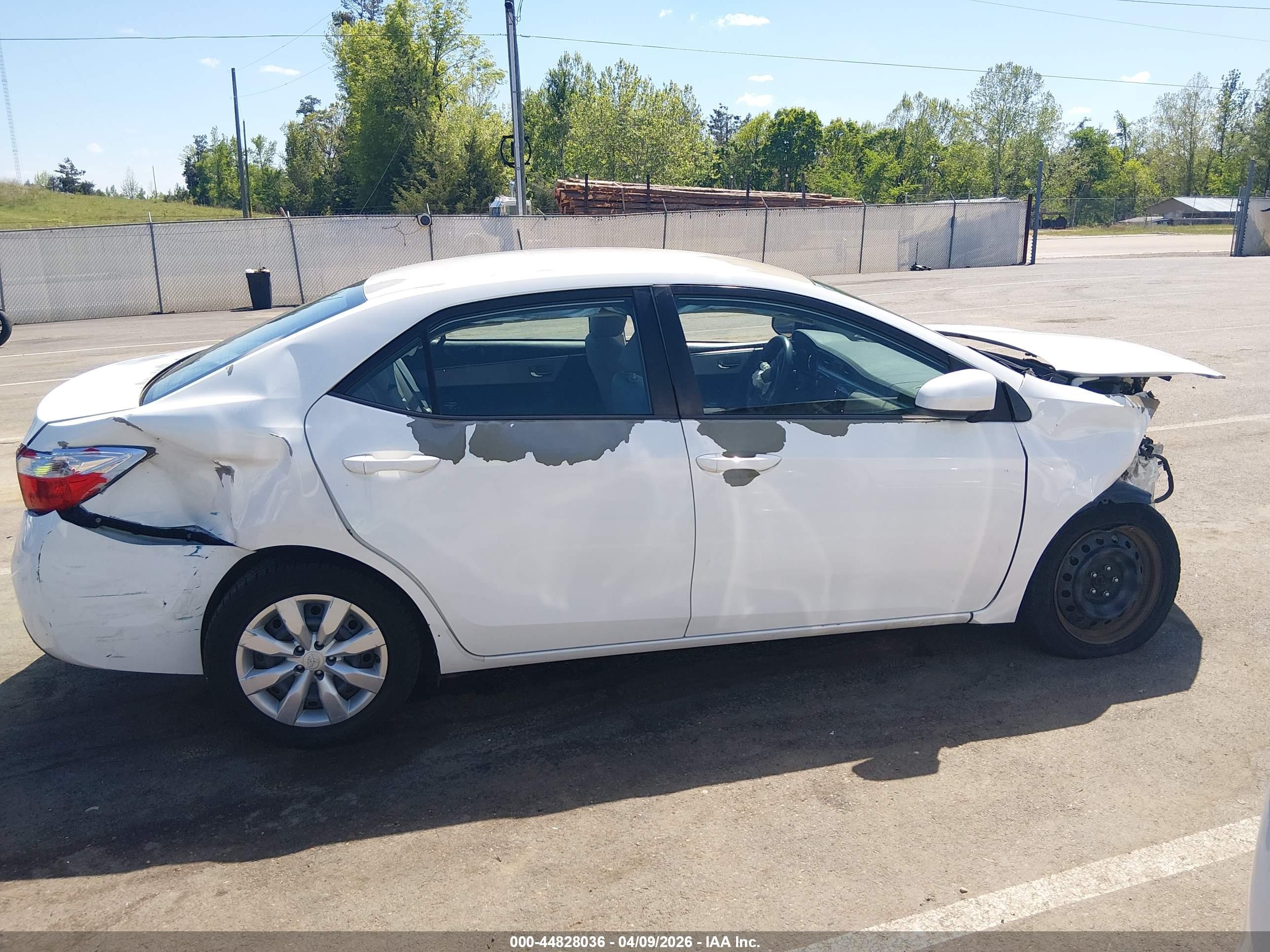 2015 Toyota Corolla Le White vin: 5YFBURHE2FP221177