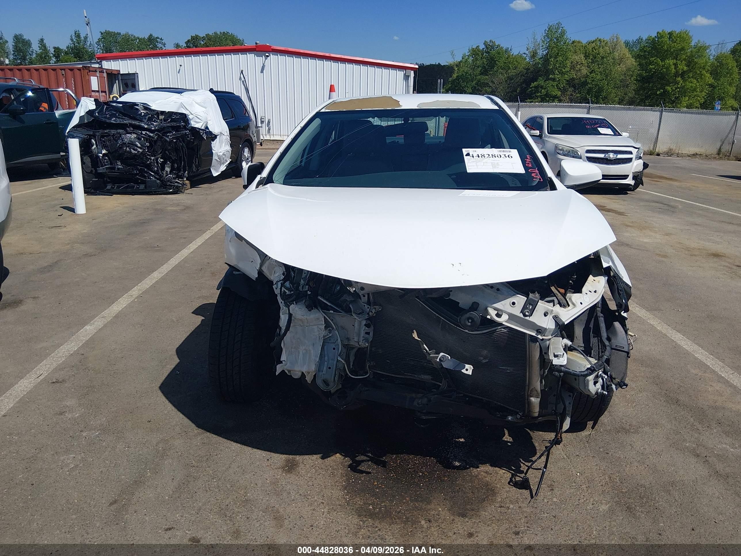 2015 Toyota Corolla Le White vin: 5YFBURHE2FP221177