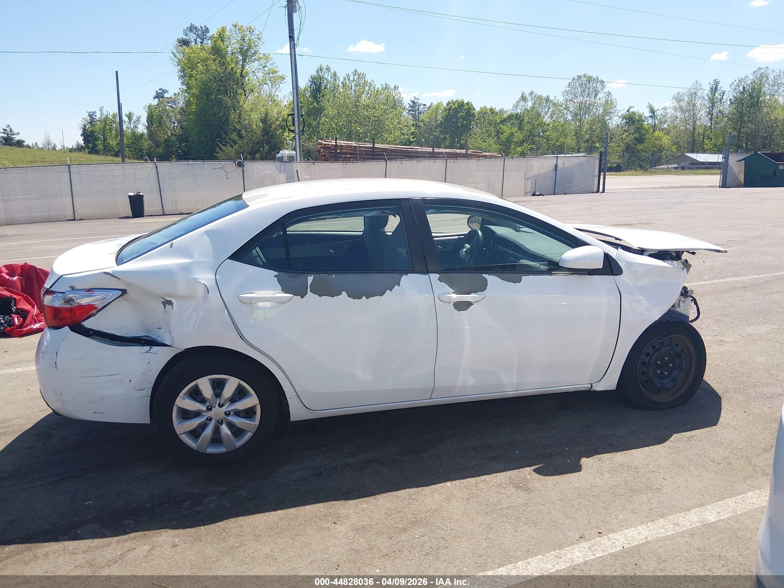 2015 Toyota Corolla Le White vin: 5YFBURHE2FP221177