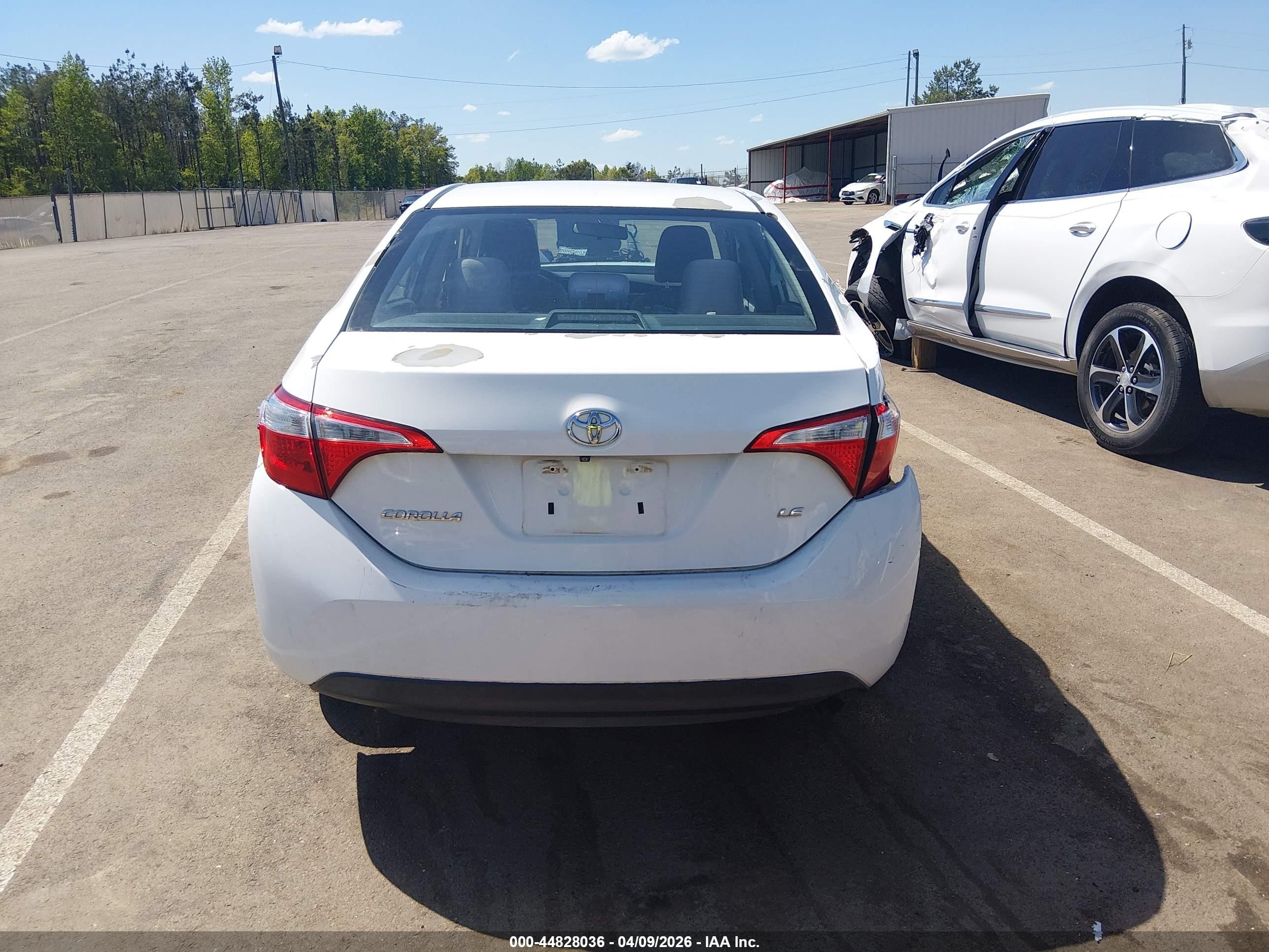 2015 Toyota Corolla Le White vin: 5YFBURHE2FP221177
