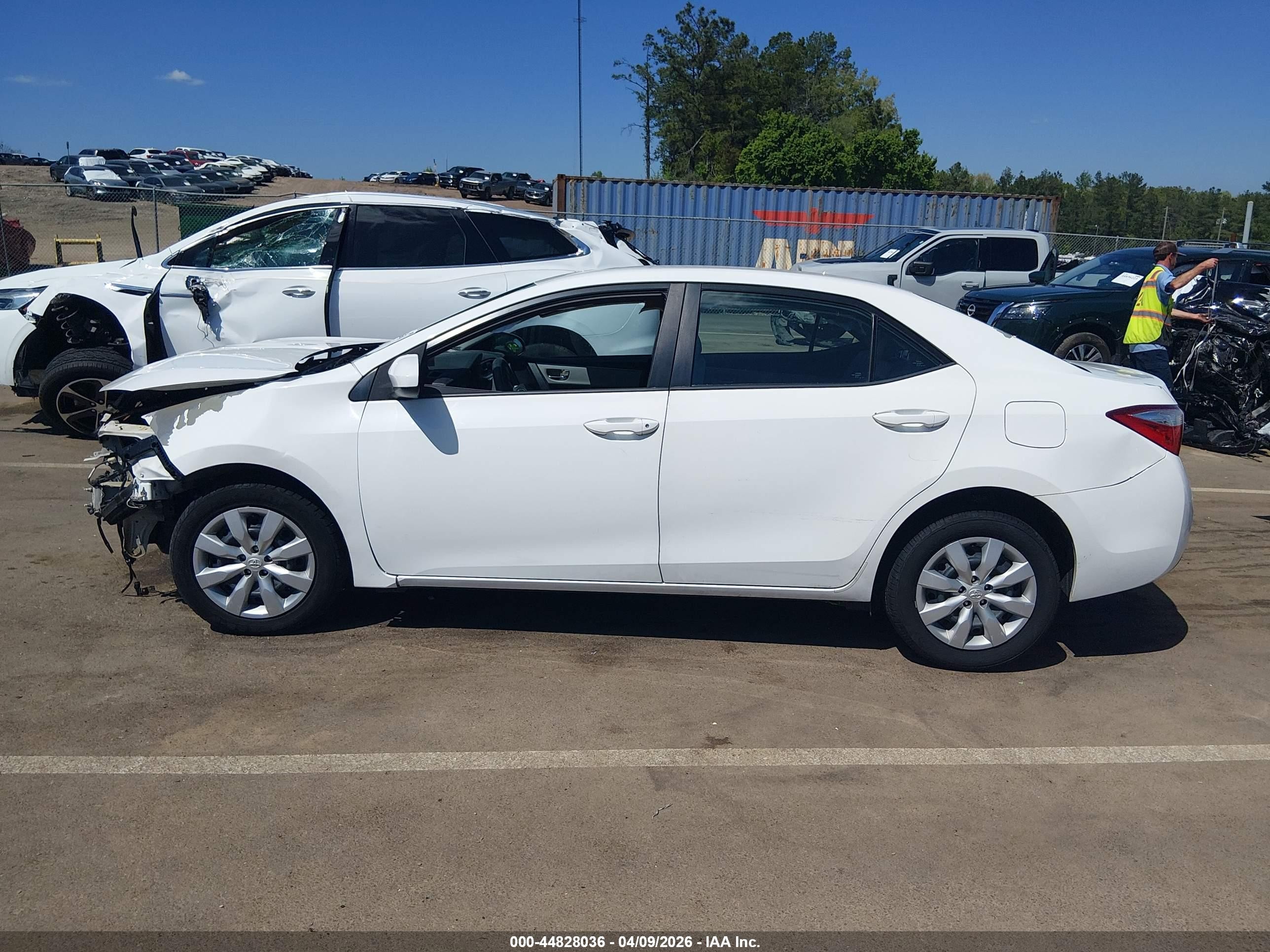 2015 Toyota Corolla Le White vin: 5YFBURHE2FP221177