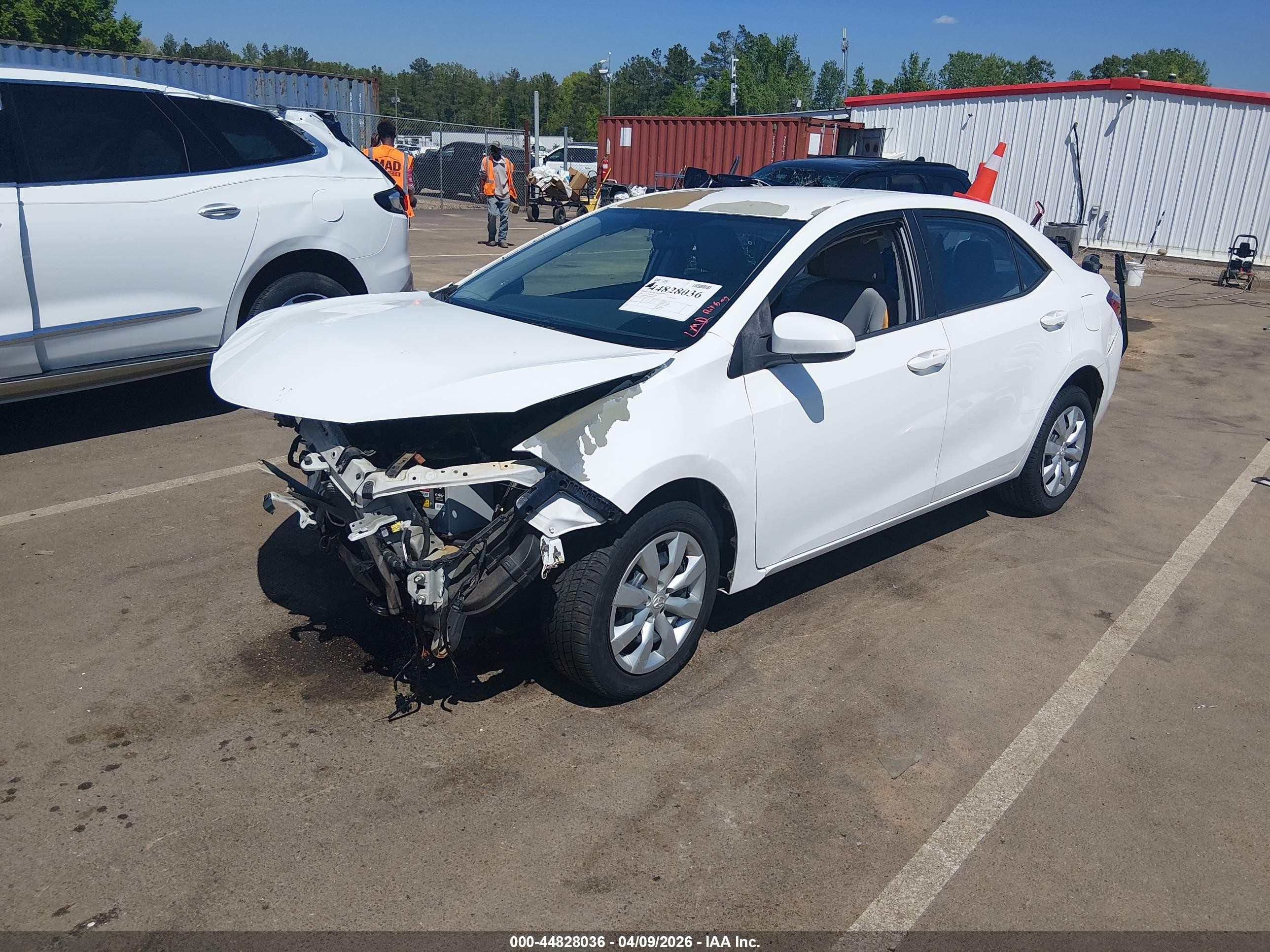 2015 Toyota Corolla Le White vin: 5YFBURHE2FP221177