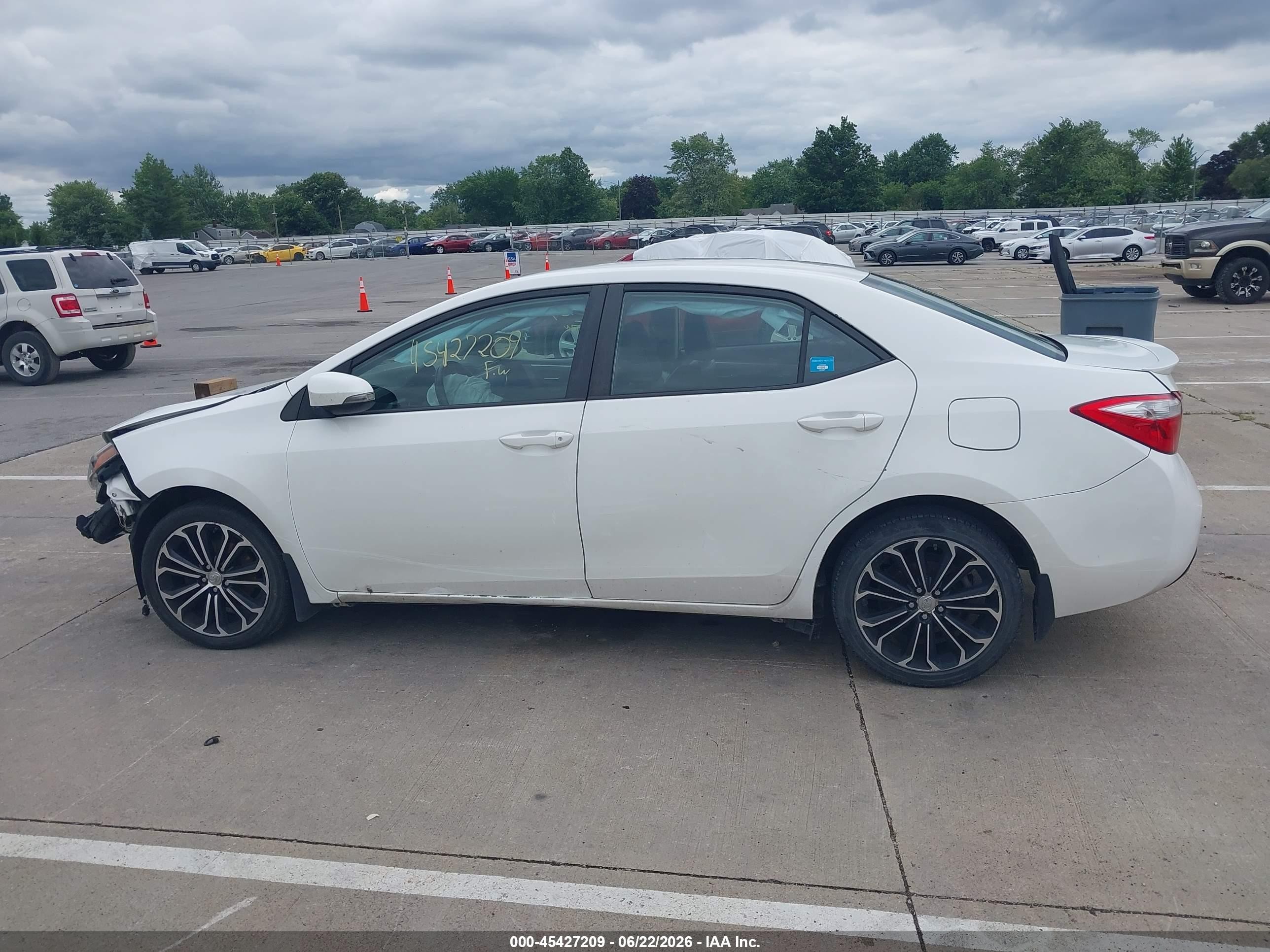 2015 Toyota Corolla S Plus White vin: 5YFBURHE2FP230316