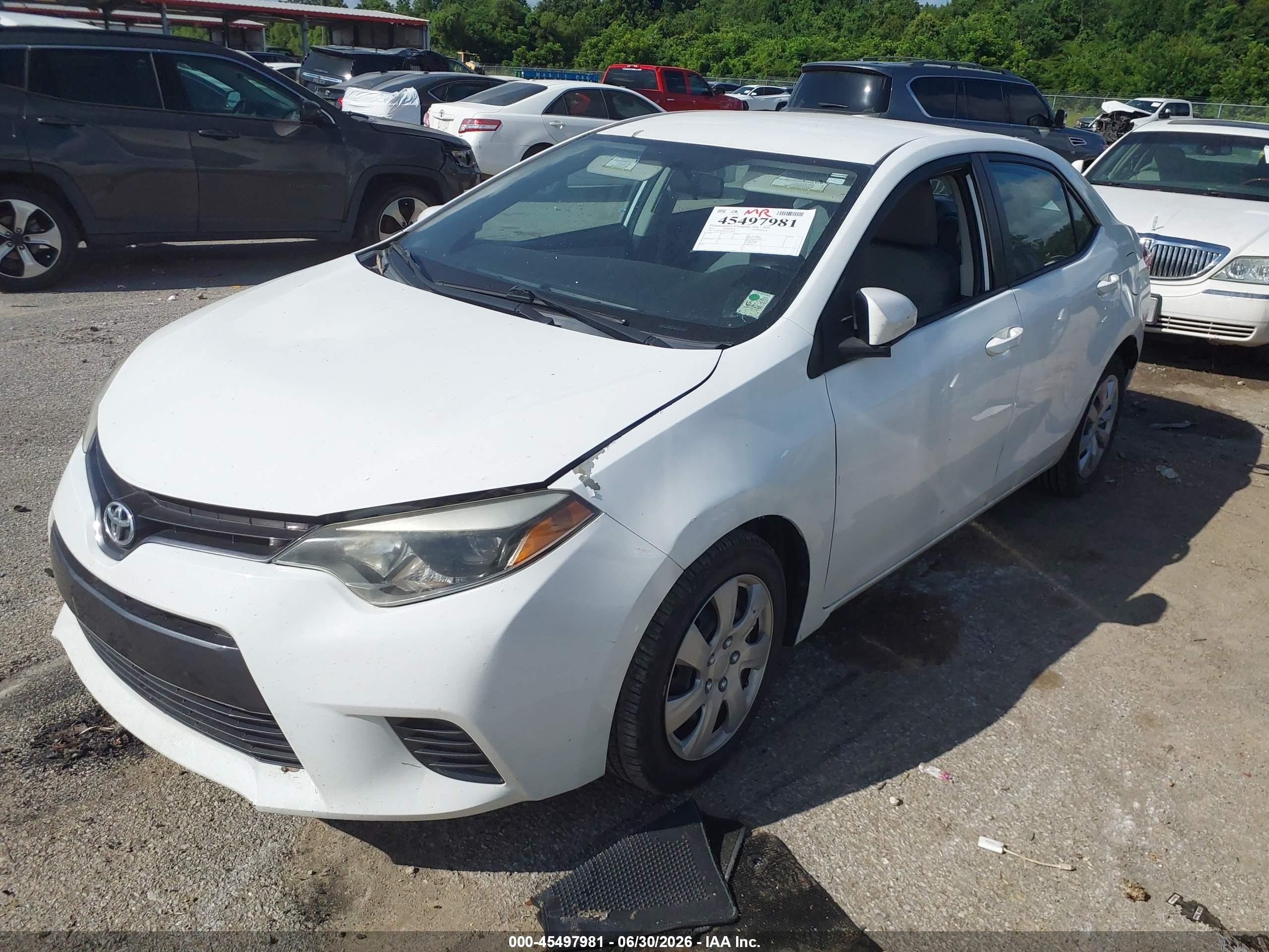 2015 Toyota Corolla Le White vin: 5YFBURHE2FP233474
