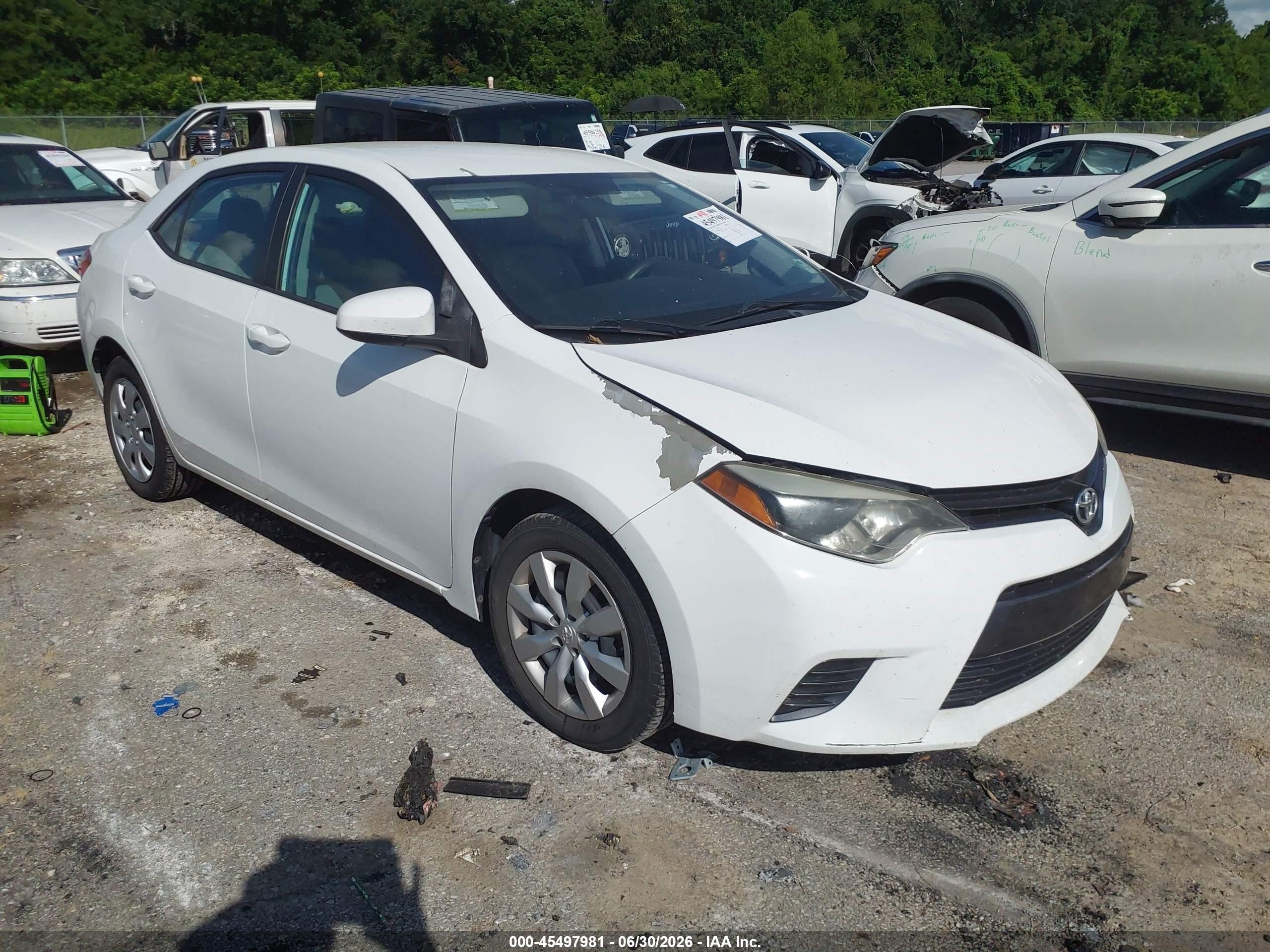 2015 Toyota Corolla Le White vin: 5YFBURHE2FP233474