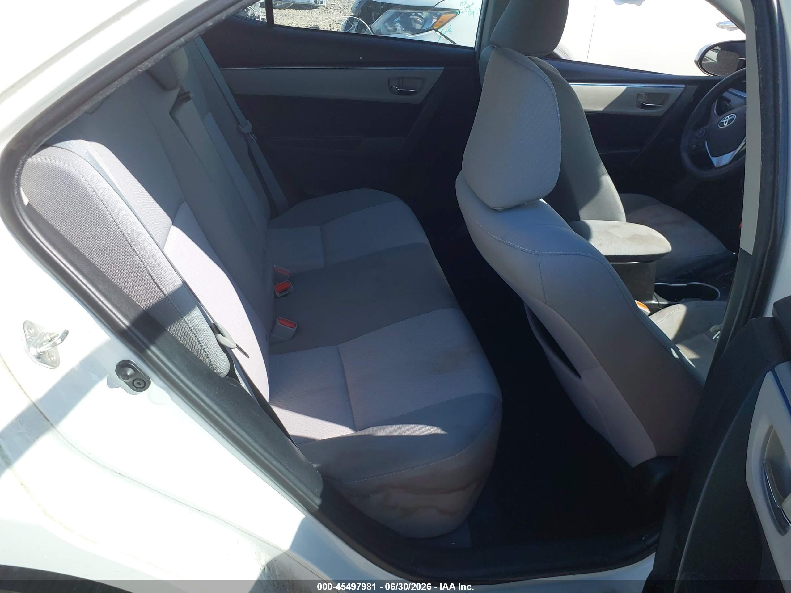 2015 Toyota Corolla Le White vin: 5YFBURHE2FP233474
