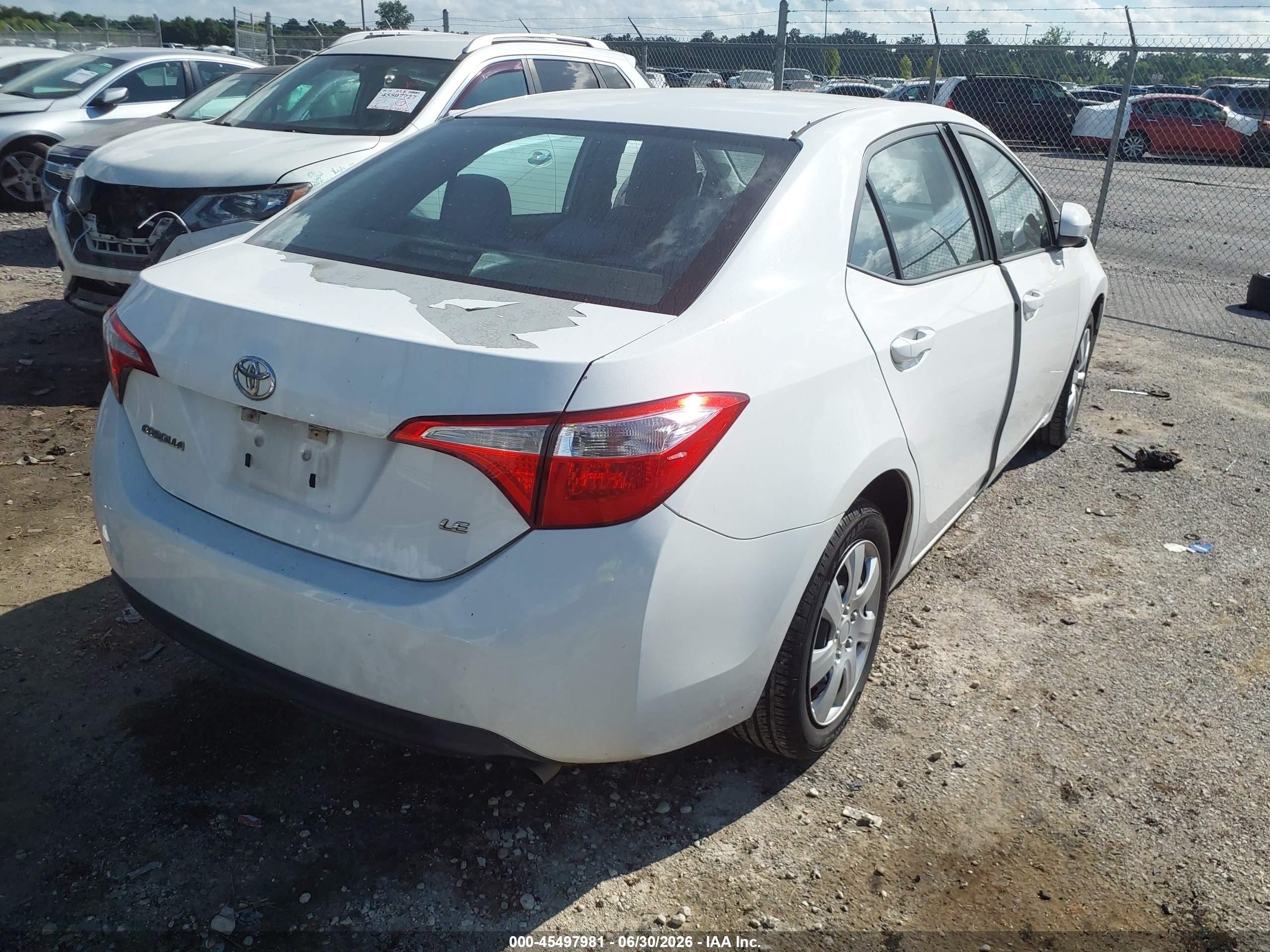 2015 Toyota Corolla Le White vin: 5YFBURHE2FP233474