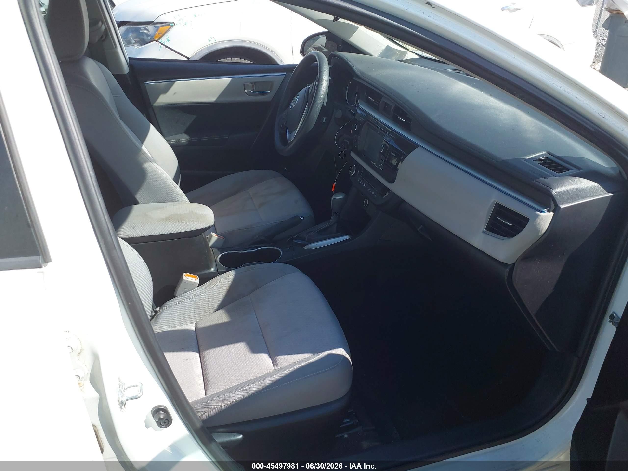2015 Toyota Corolla Le White vin: 5YFBURHE2FP233474