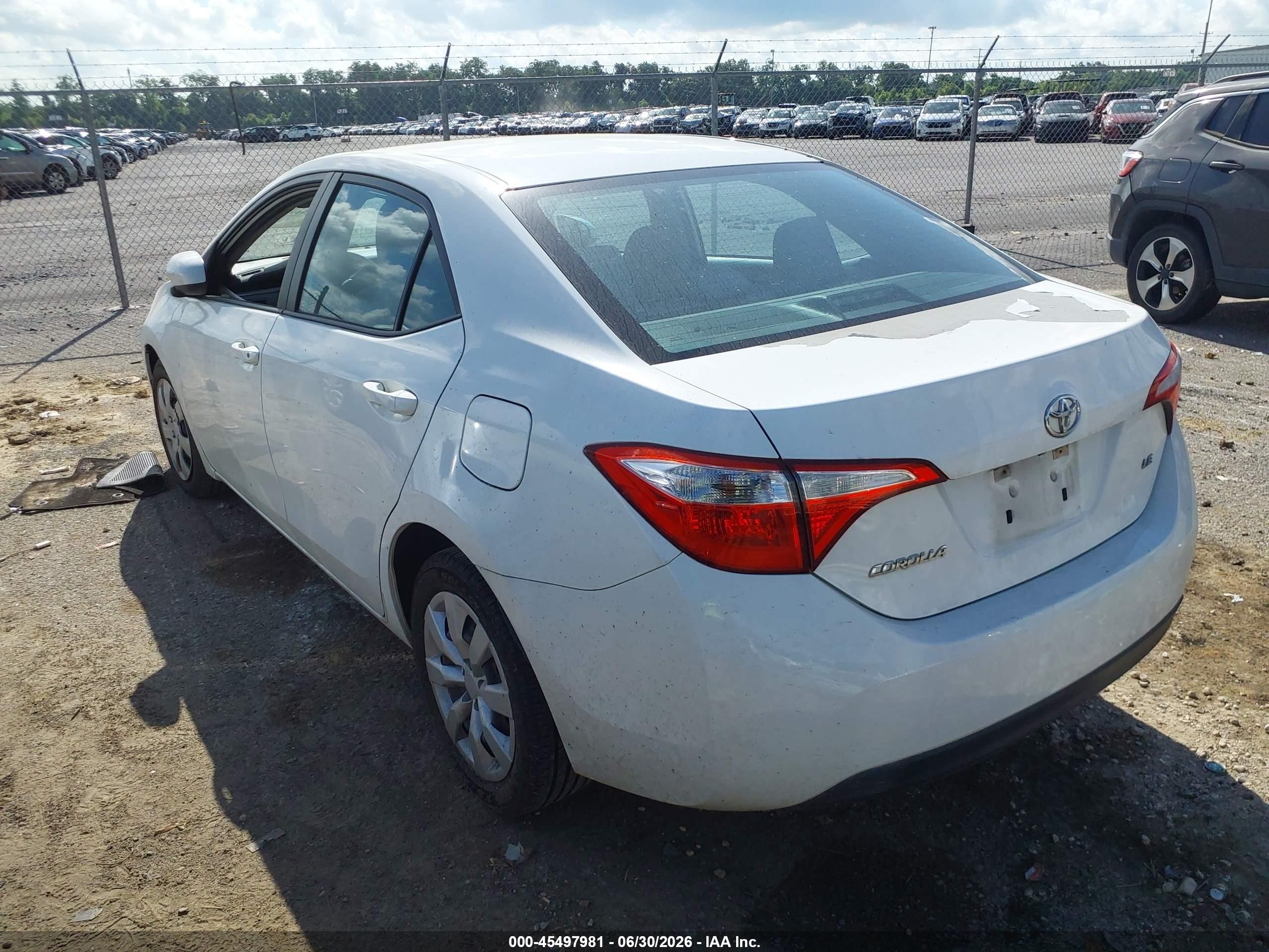 2015 Toyota Corolla Le White vin: 5YFBURHE2FP233474