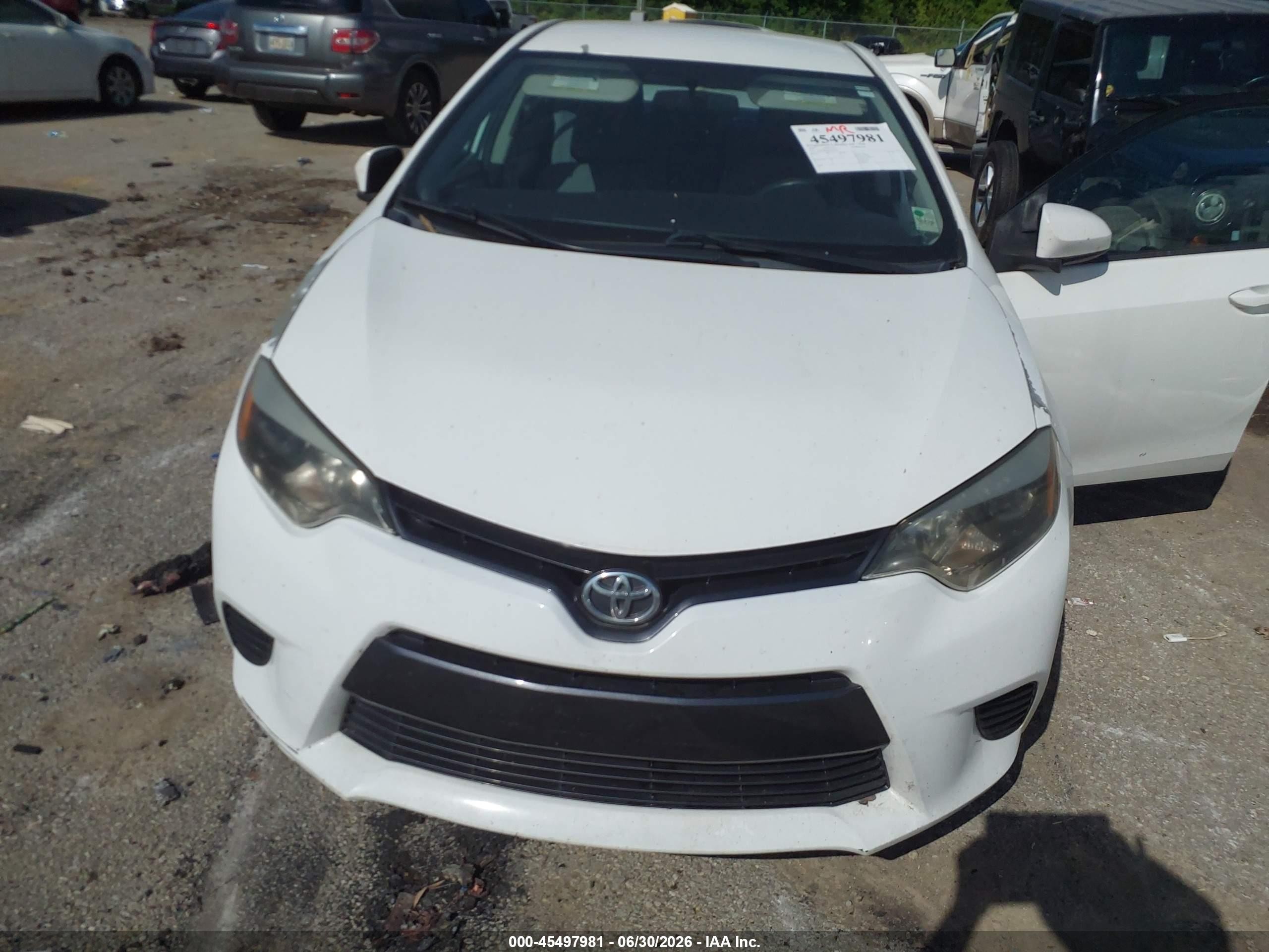 2015 Toyota Corolla Le White vin: 5YFBURHE2FP233474