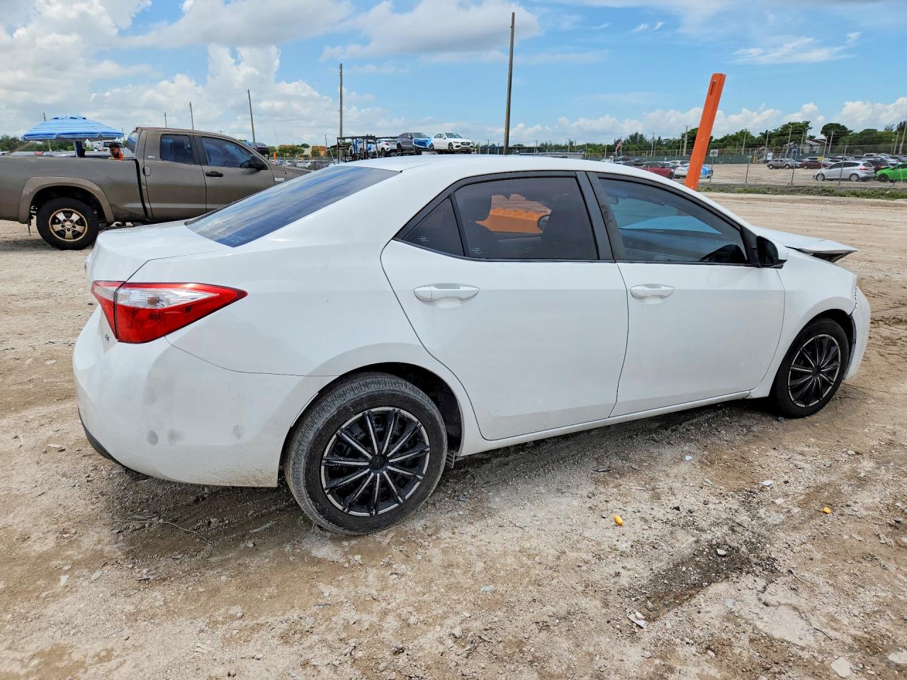 2015 Toyota Corolla Le White vin: 5YFBURHE2FP241932