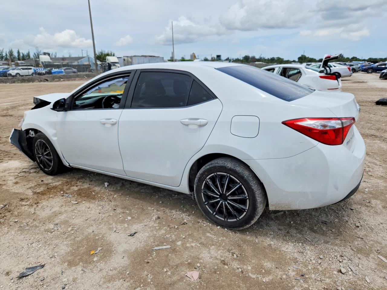 2015 Toyota Corolla Le White vin: 5YFBURHE2FP241932
