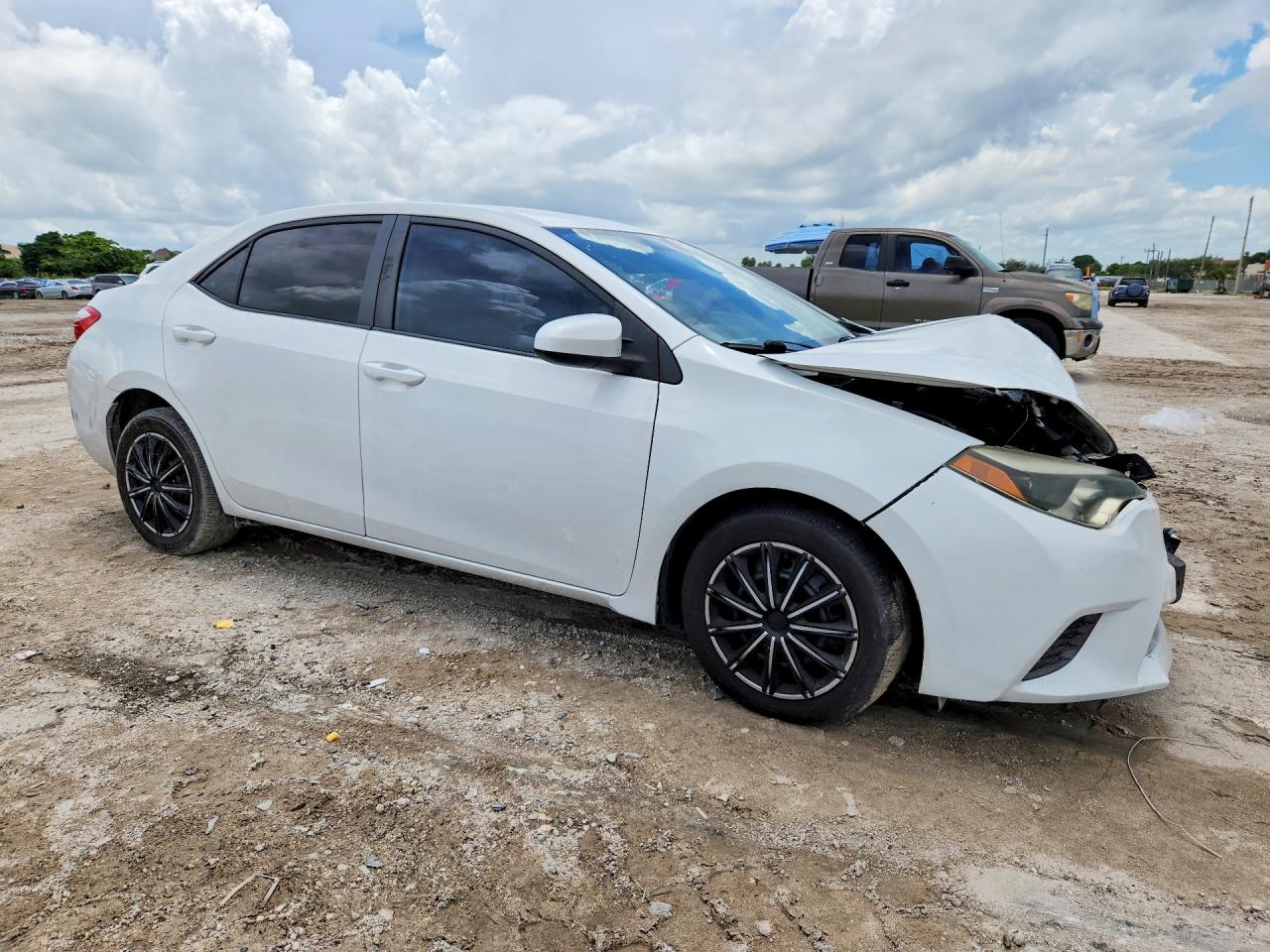 2015 Toyota Corolla Le White vin: 5YFBURHE2FP241932