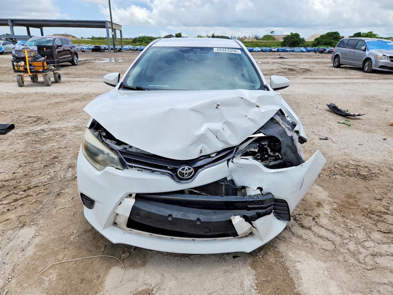 2015 Toyota Corolla Le White vin: 5YFBURHE2FP241932