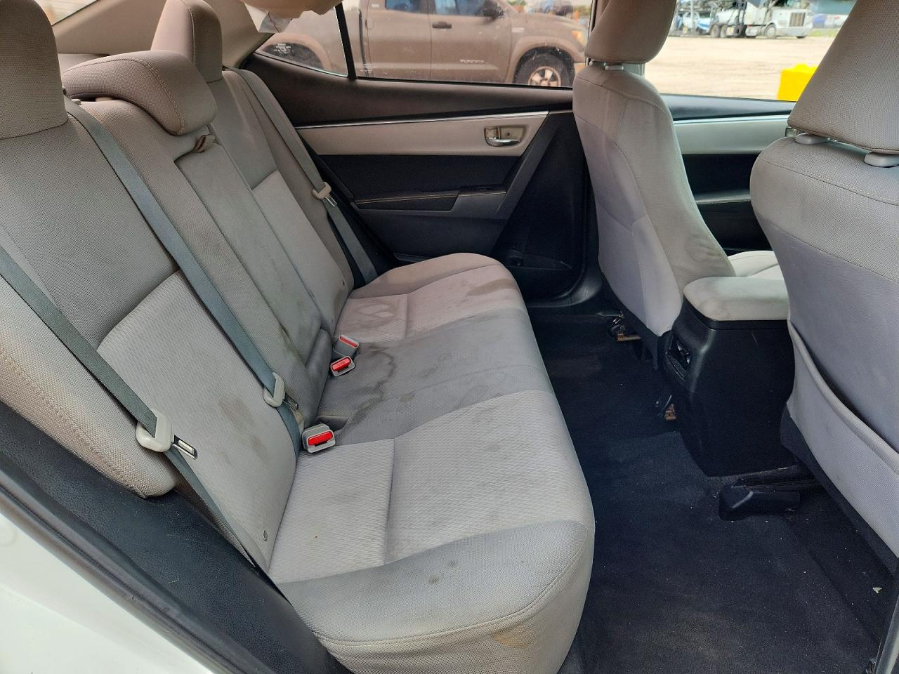 2015 Toyota Corolla Le White vin: 5YFBURHE2FP241932
