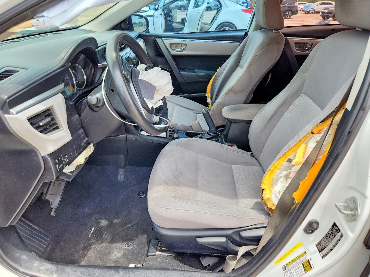2015 Toyota Corolla Le White vin: 5YFBURHE2FP241932