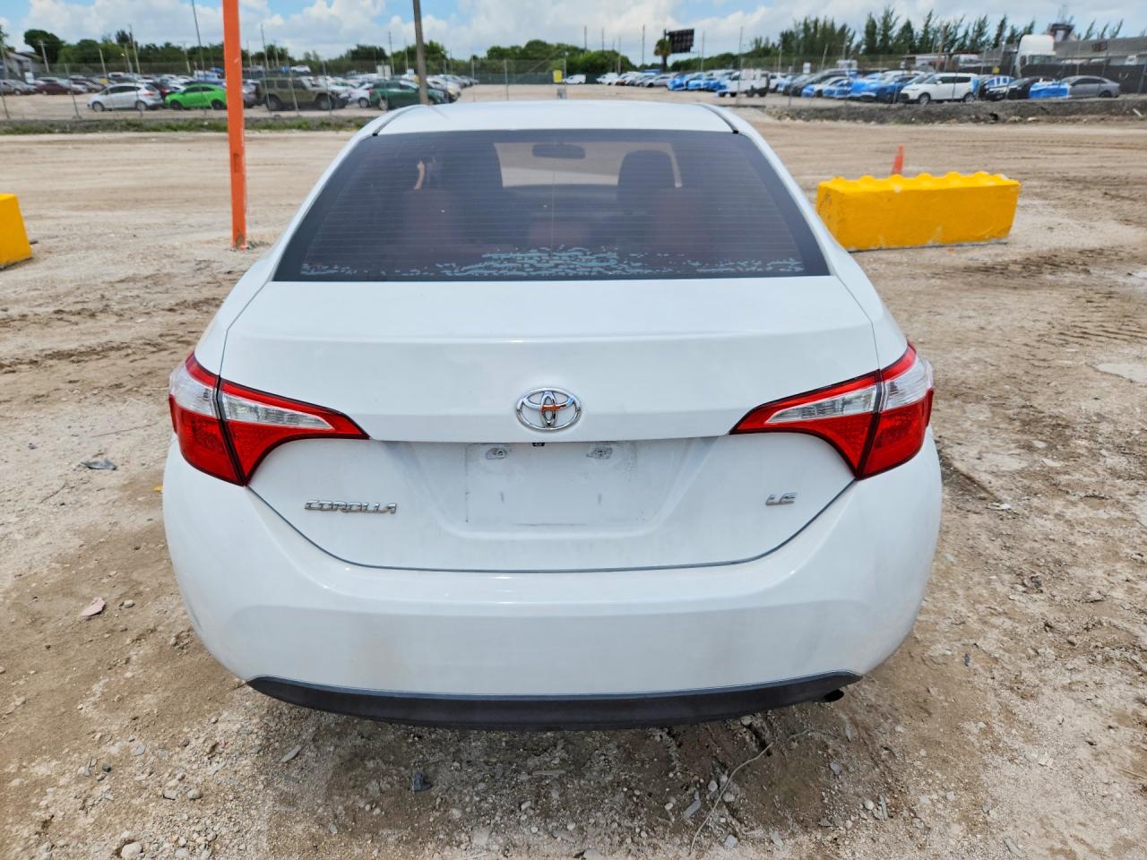 2015 Toyota Corolla Le White vin: 5YFBURHE2FP241932