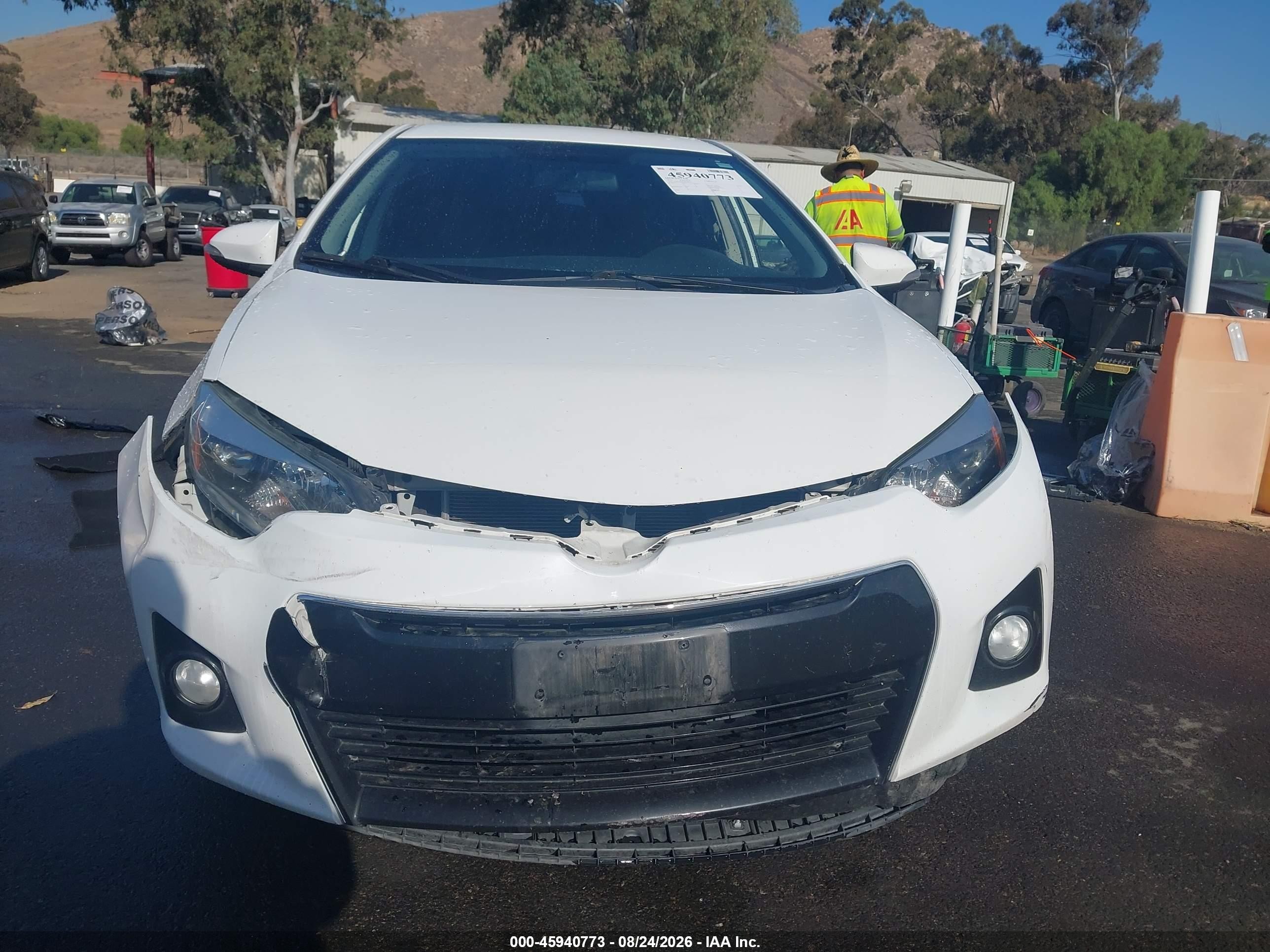 2015 Toyota Corolla S Plus White vin: 5YFBURHE2FP280567