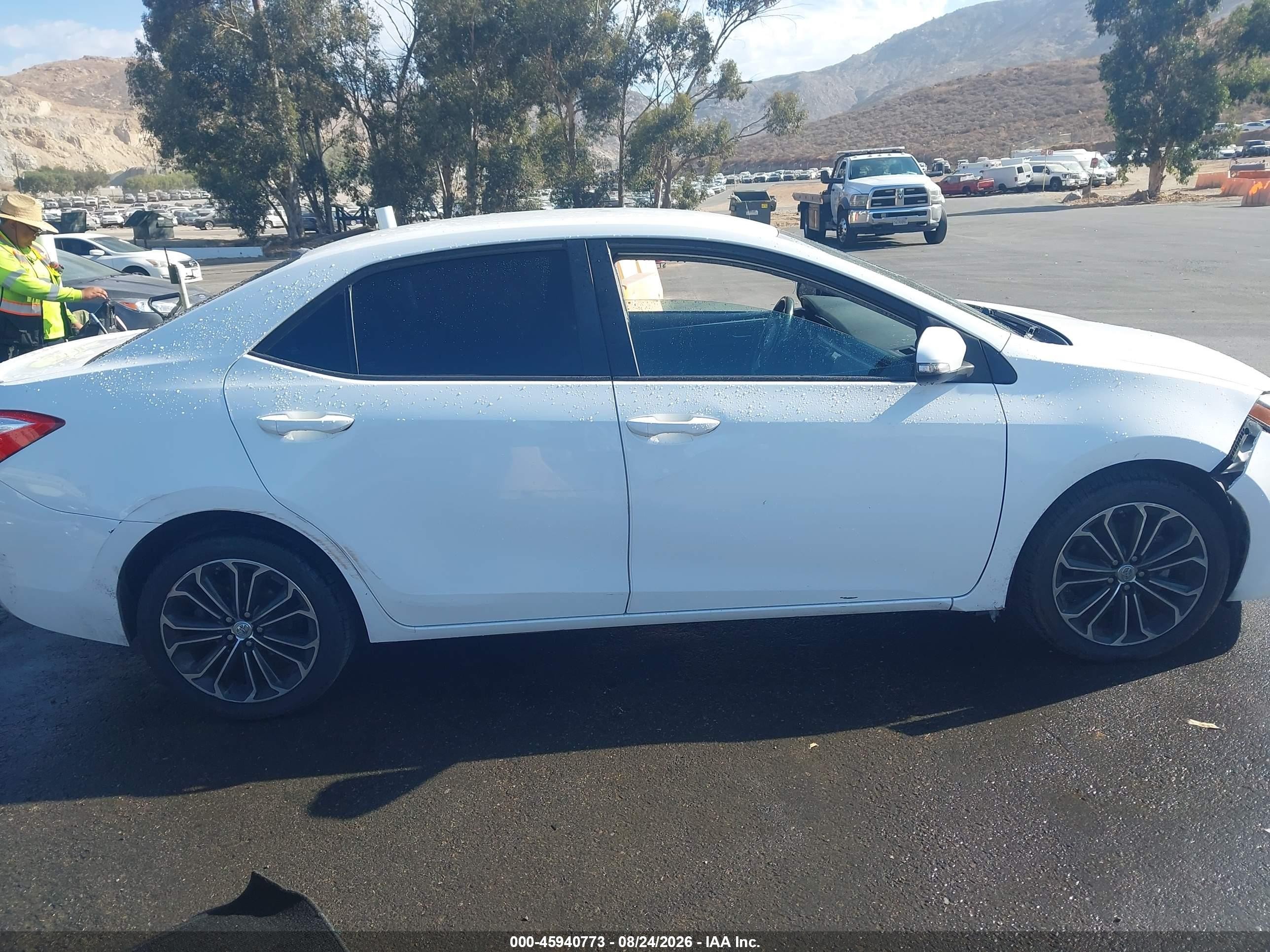 2015 Toyota Corolla S Plus White vin: 5YFBURHE2FP280567