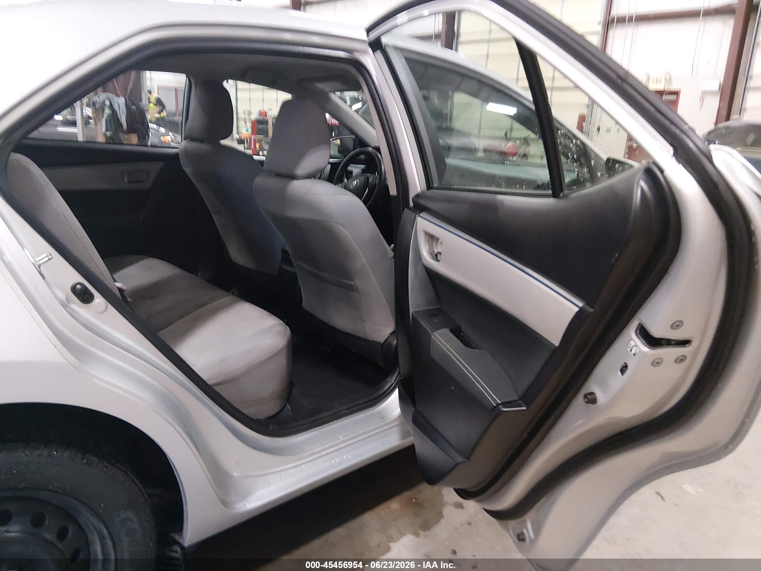 2015 Toyota Corolla Le Silver vin: 5YFBURHE2FP293643