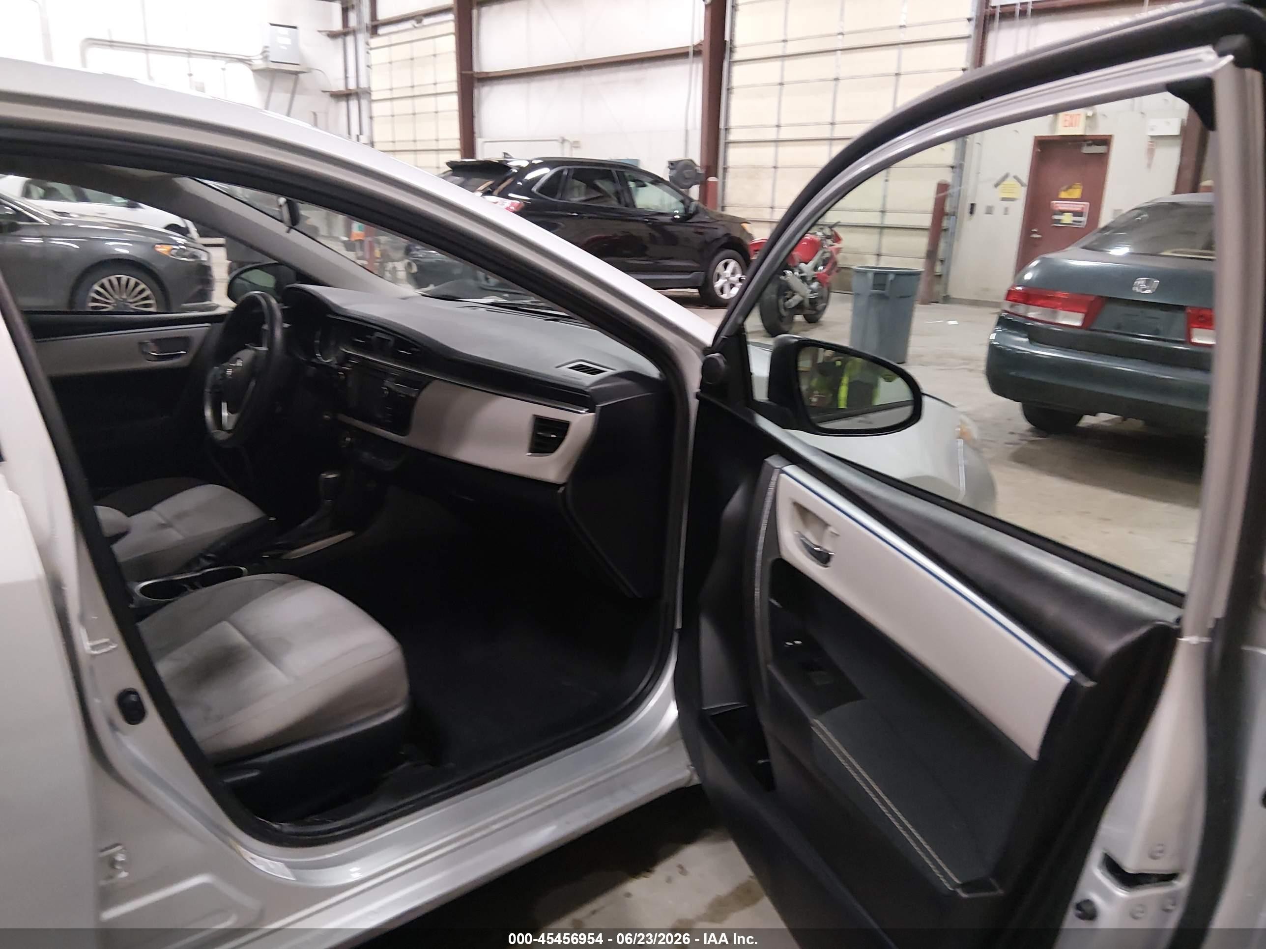 2015 Toyota Corolla Le Silver vin: 5YFBURHE2FP293643