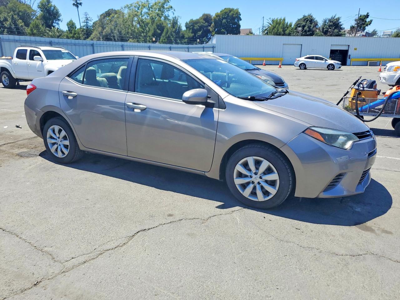 2015 Toyota Corolla Le Коричневый vin: 5YFBURHE2FP334675