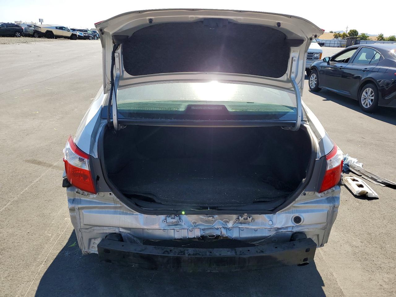 2015 Toyota Corolla Le Plus Серебряный vin: 5YFBURHE2FP335468