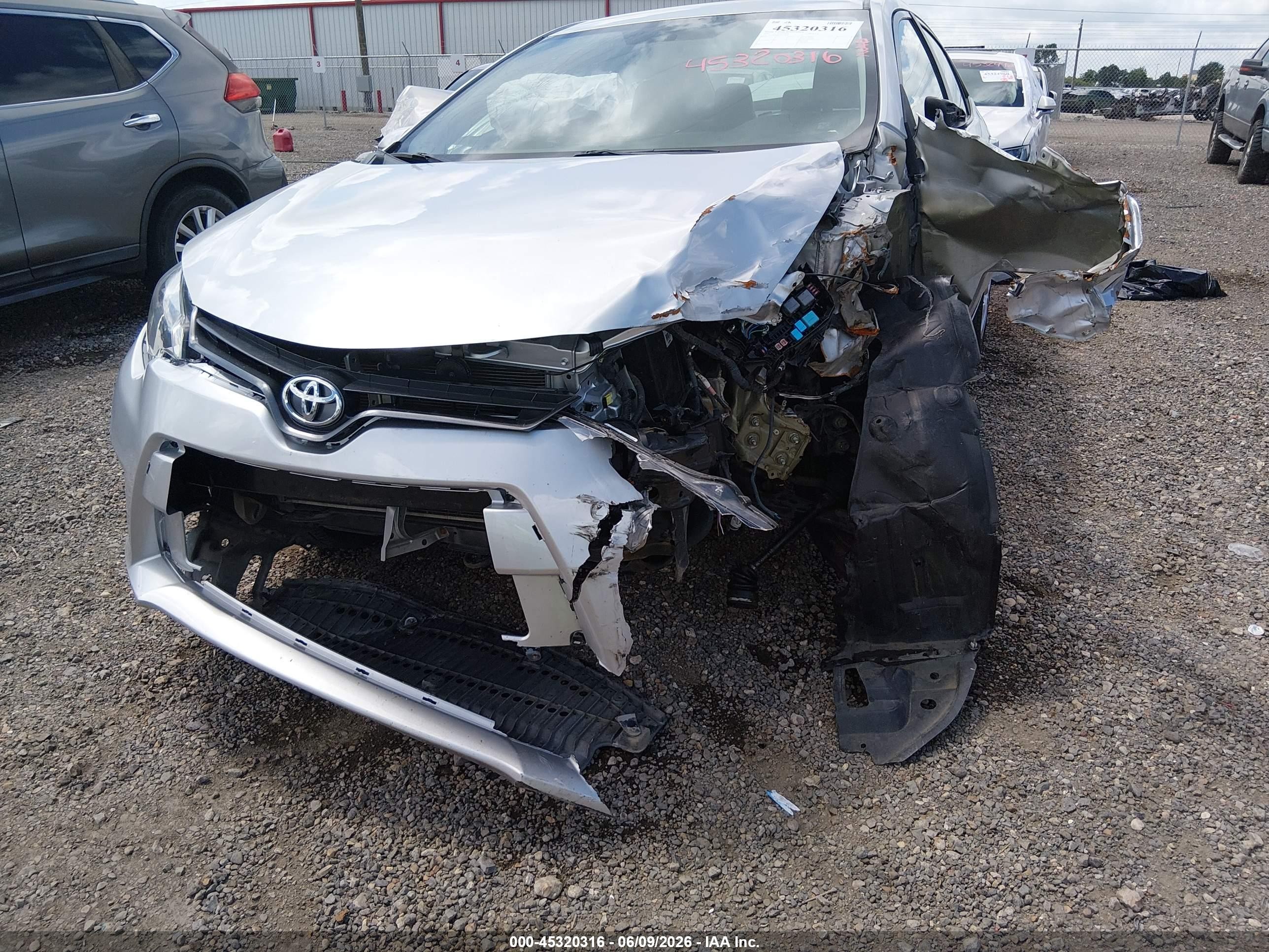 2015 Toyota Corolla L Silver vin: 5YFBURHE2FP340704