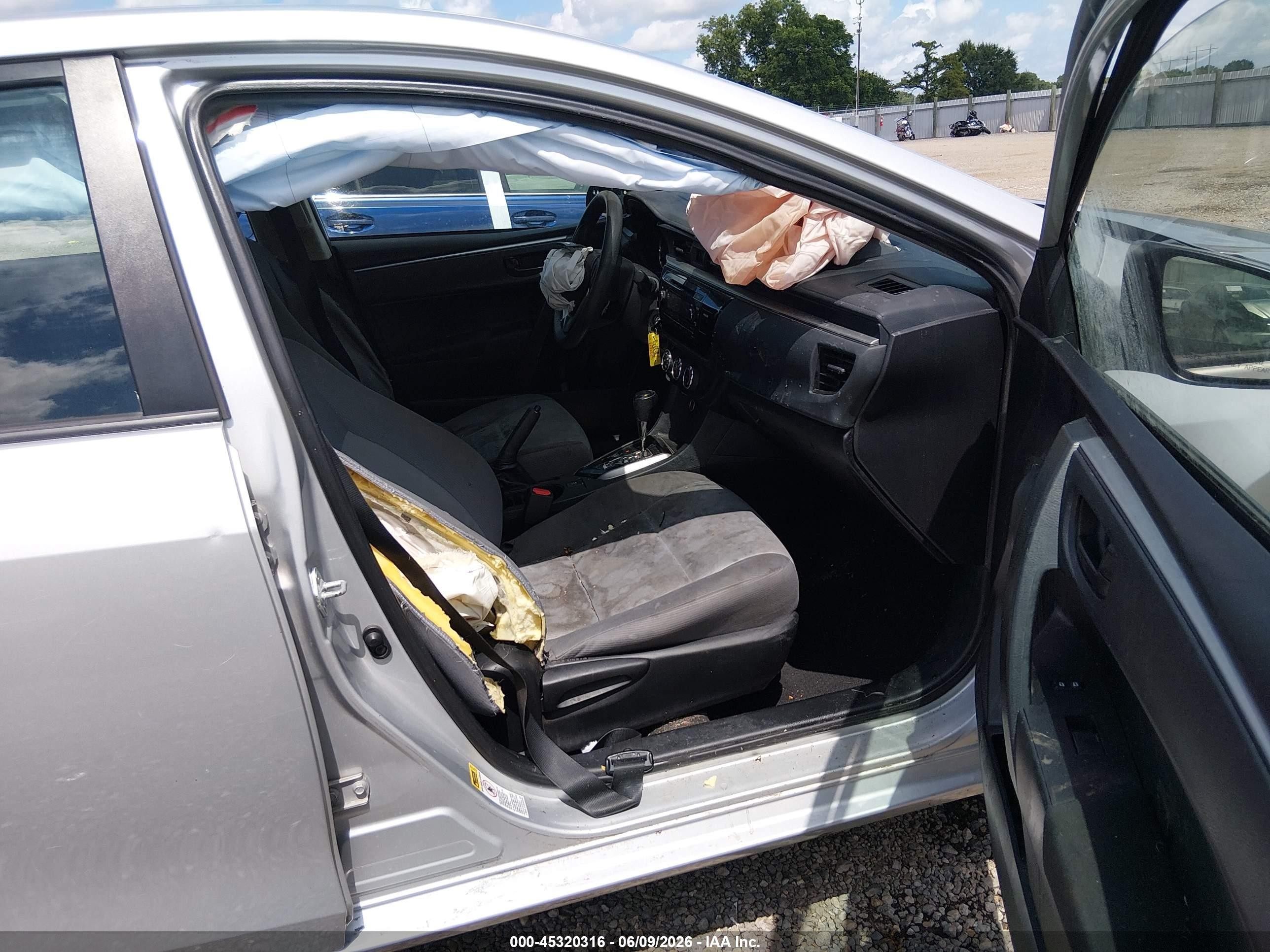 2015 Toyota Corolla L Silver vin: 5YFBURHE2FP340704