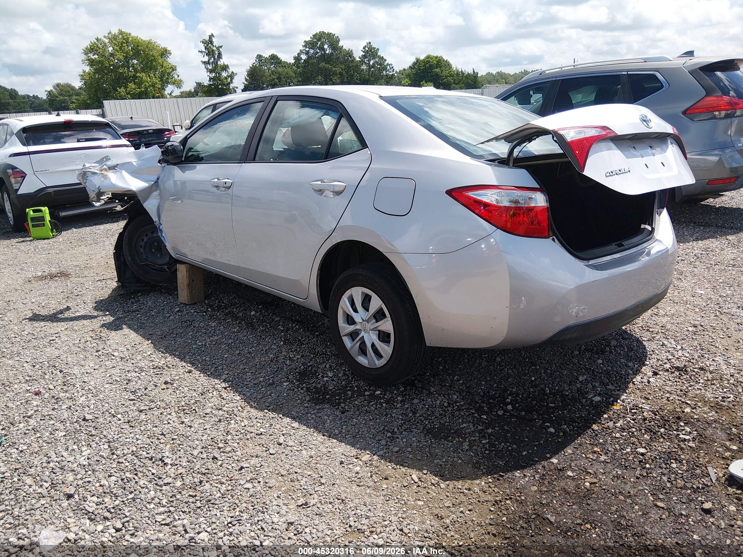 2015 Toyota Corolla L Silver vin: 5YFBURHE2FP340704