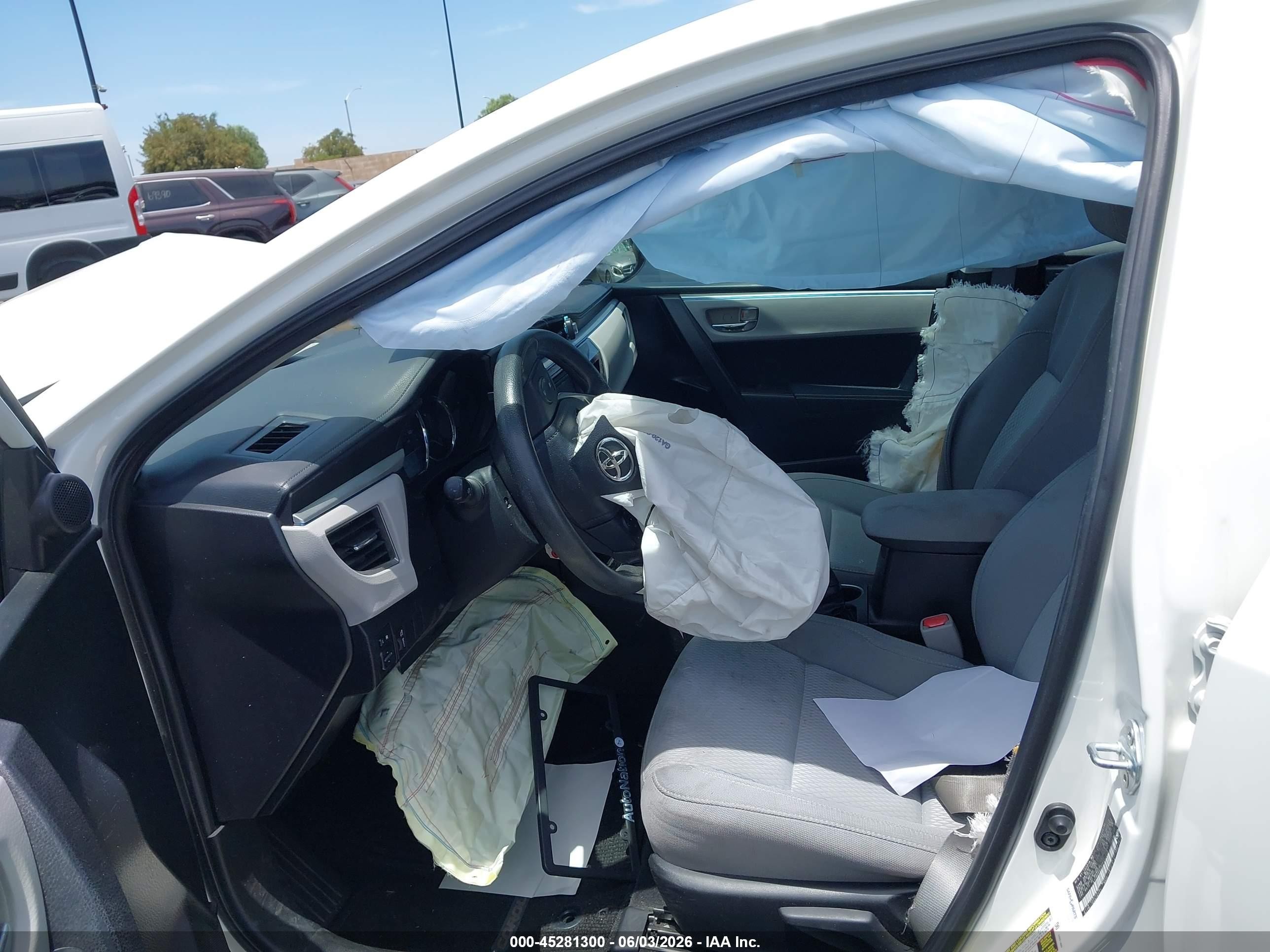 2015 Toyota Corolla Le Plus Белый vin: 5YFBURHE2FP357843