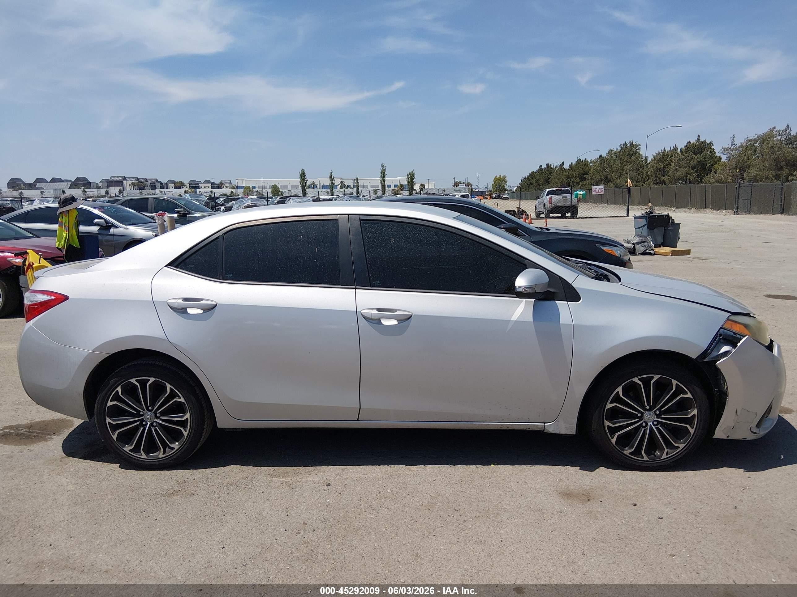 2016 Toyota Corolla S Plus Silver vin: 5YFBURHE2GP464909