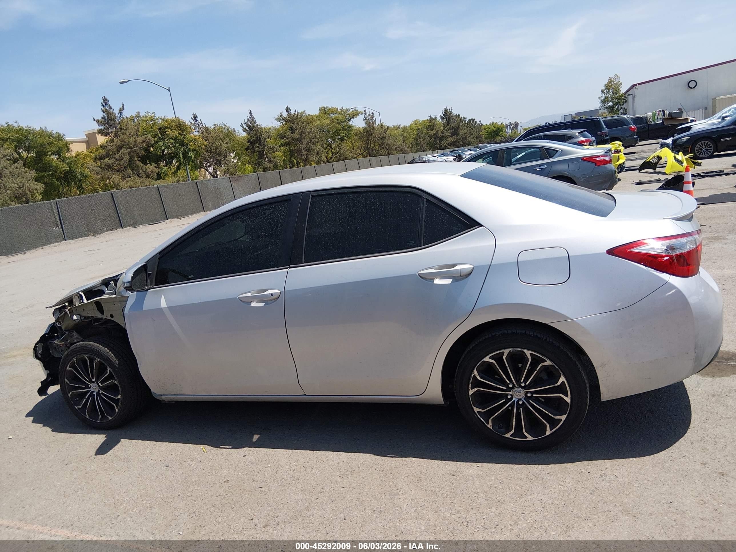 2016 Toyota Corolla S Plus Silver vin: 5YFBURHE2GP464909