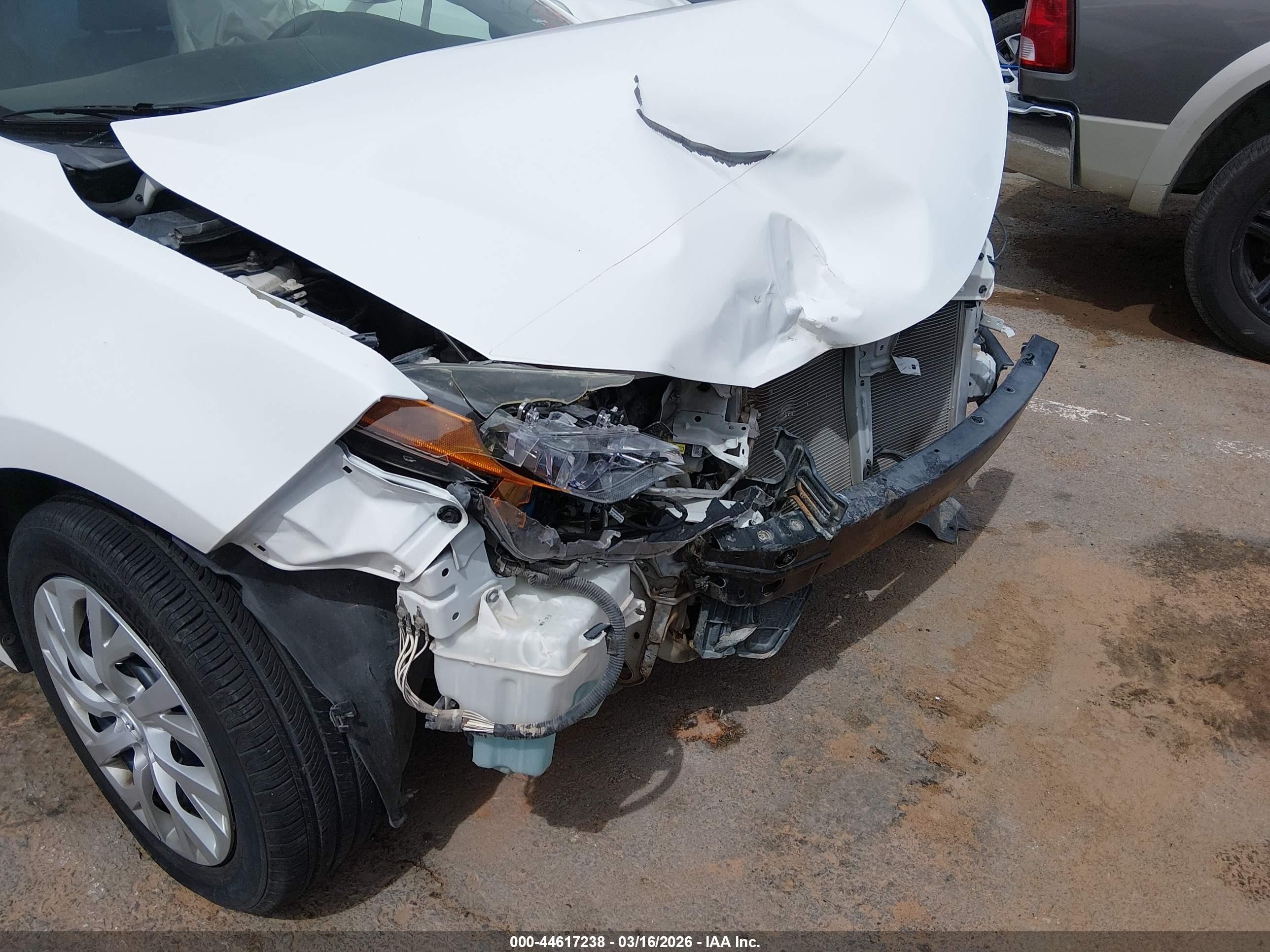 2017 Toyota Corolla Le Белый vin: 5YFBURHE2HP664609