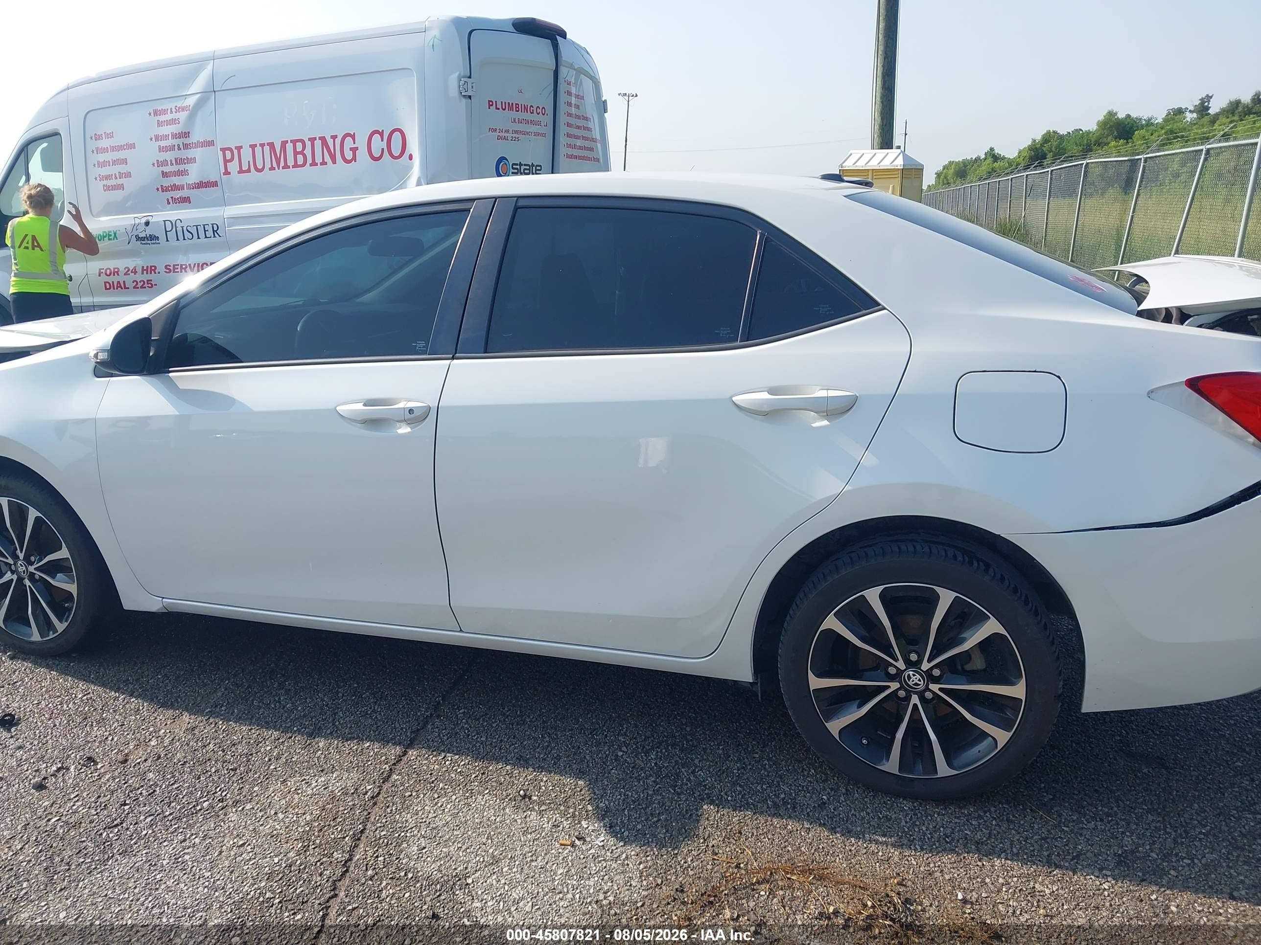 2018 Toyota Corolla Se White vin: 5YFBURHE2JP753182