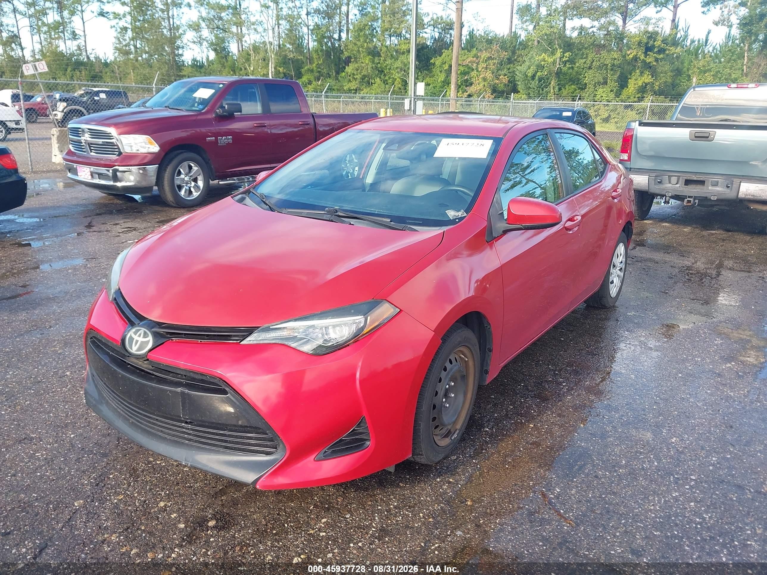 2018 Toyota Corolla Le Red vin: 5YFBURHE2JP770130
