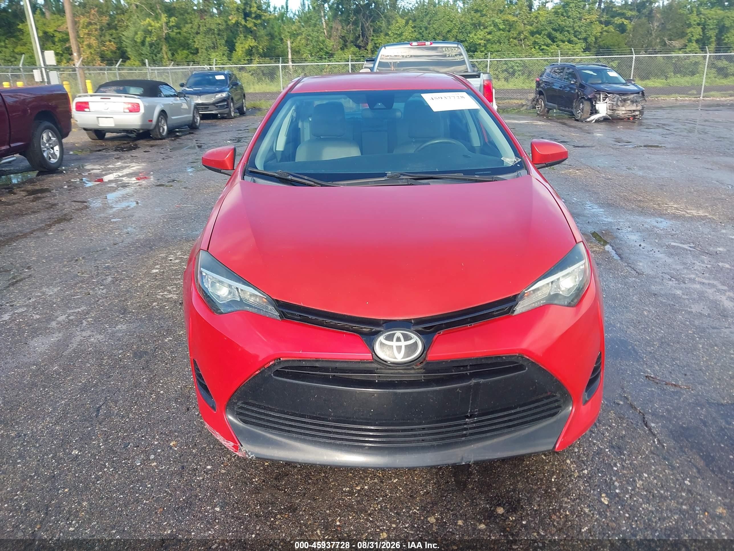 2018 Toyota Corolla Le Red vin: 5YFBURHE2JP770130