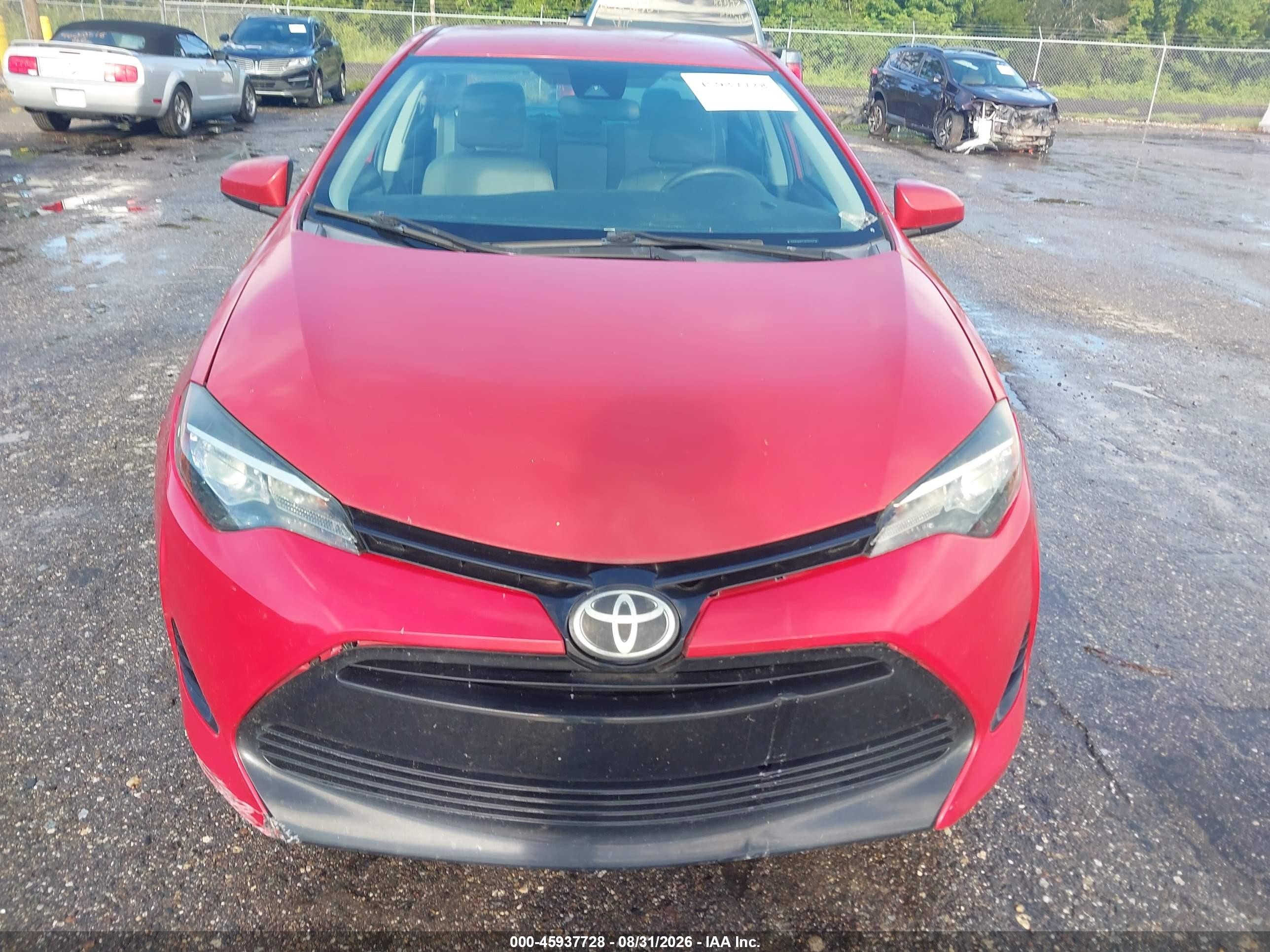 2018 Toyota Corolla Le Red vin: 5YFBURHE2JP770130
