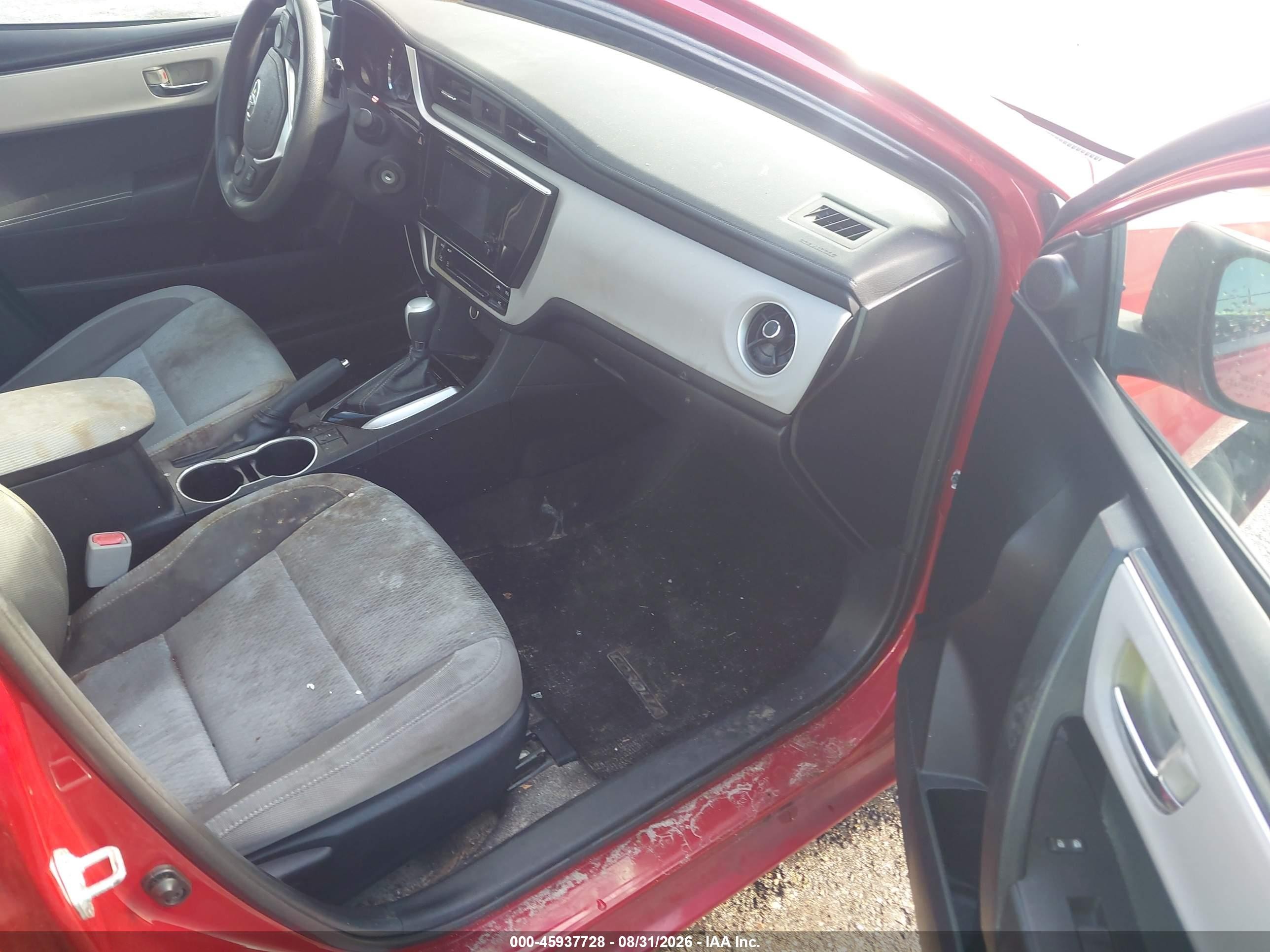2018 Toyota Corolla Le Red vin: 5YFBURHE2JP770130